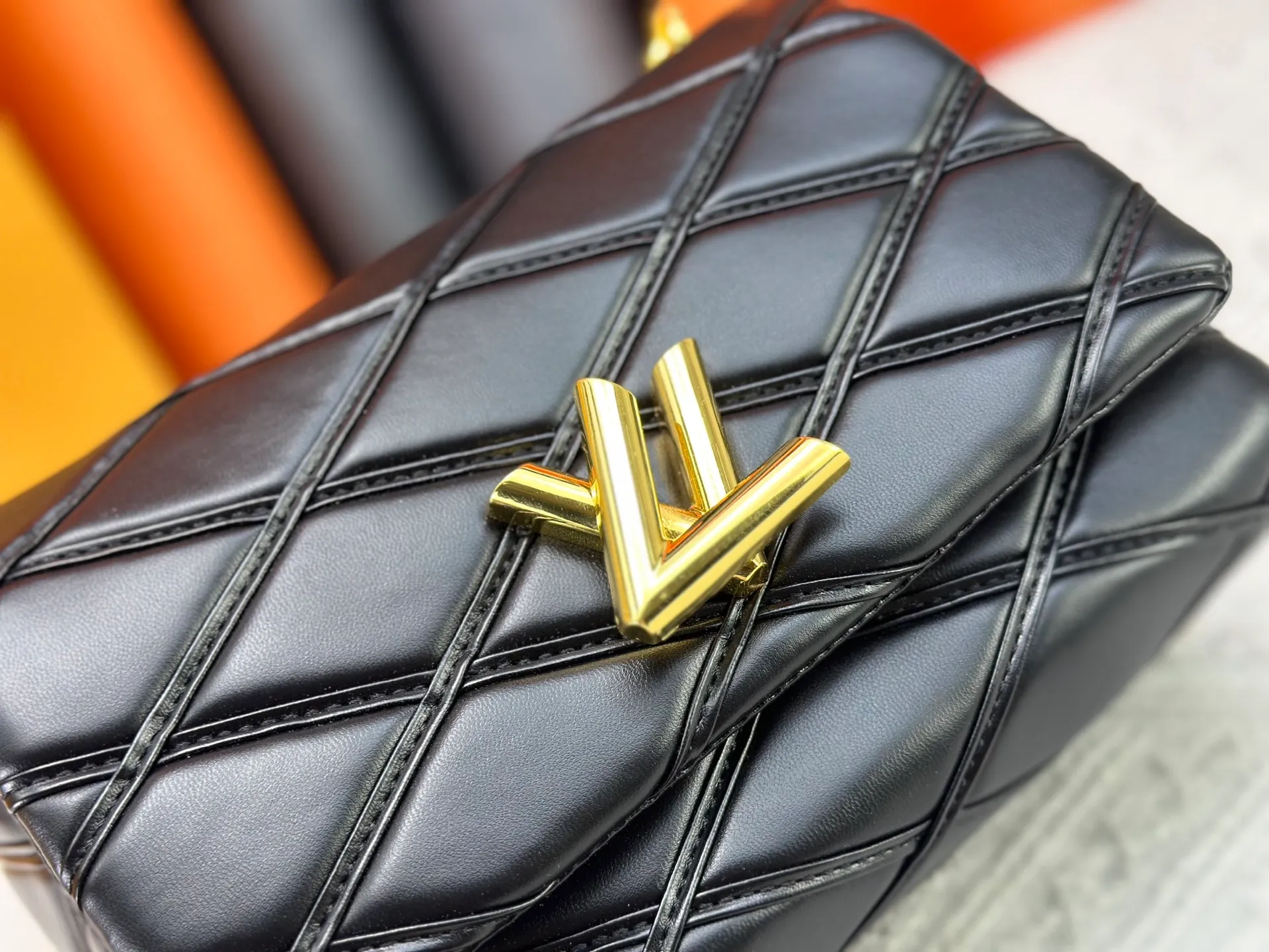P320 M23689 M22891 Nicolas Ghesquière has devoted his new craftsmanship exploration to the GO-14 medium handbag, hand-painting the baked effect on the quilted lambskin leather, showing an avant-garde style. The LV Twist twist lock highlights the brand's style, and the top handle and adjustable chain are detachable, allowing for a variety of carrying methods. Size: 23X16X10