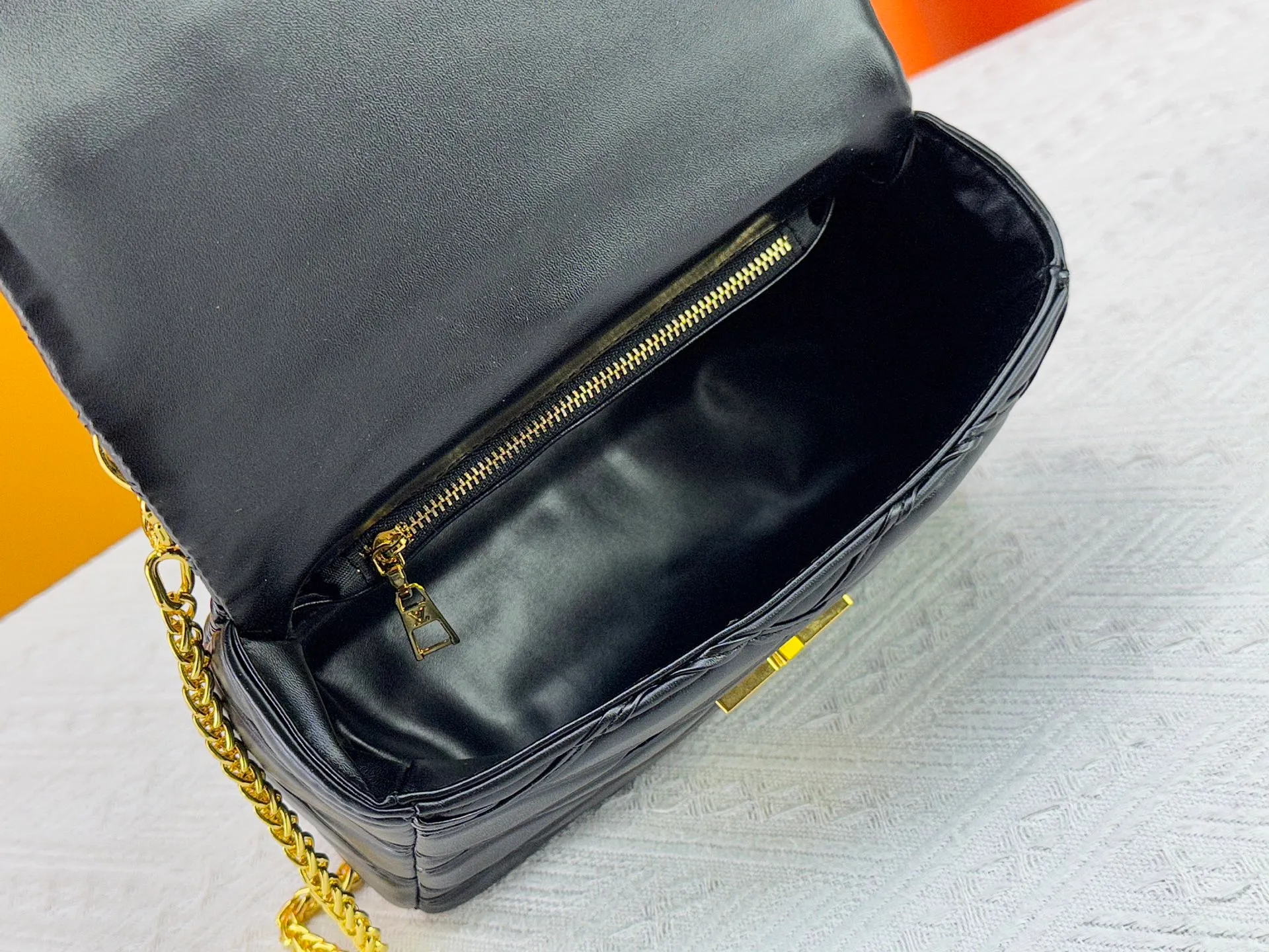 P320 M23689 M22891 Nicolas Ghesquière has devoted his new craftsmanship exploration to the GO-14 medium handbag, hand-painting the baked effect on the quilted lambskin leather, showing an avant-garde style. The LV Twist twist lock highlights the brand's style, and the top handle and adjustable chain are detachable, allowing for a variety of carrying methods. Size: 23X16X10