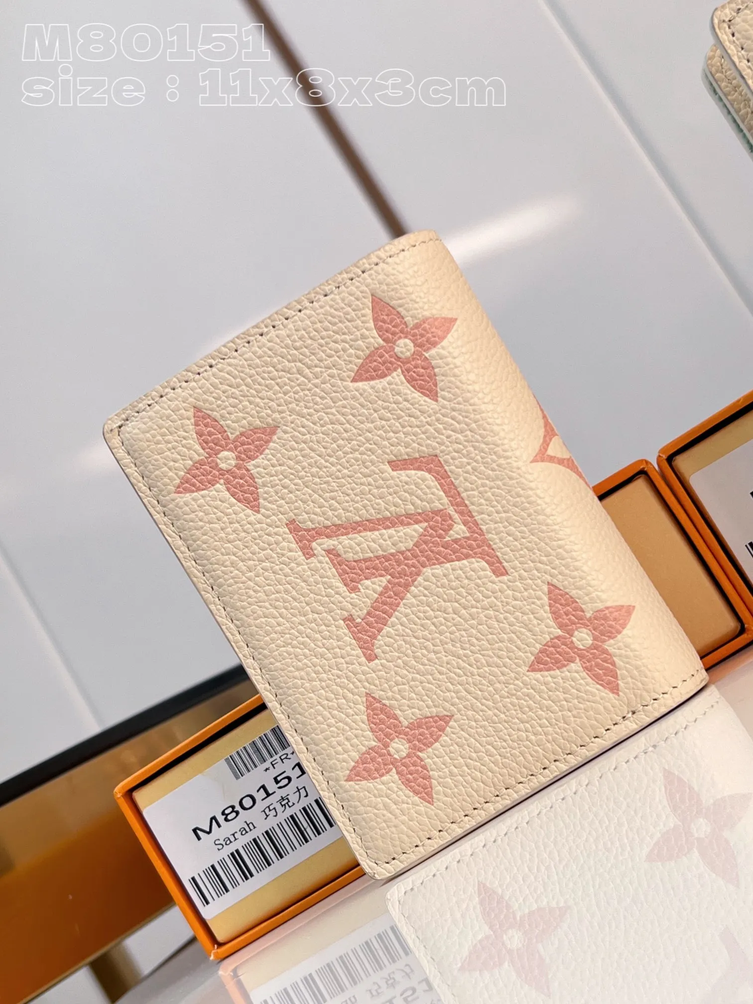 💰150 💎Upgraded original version🇫🇷 Cléa wallet is made of Monogram Empreinte soft grained cowhide and decorated with Louis Vuitton's iconic Monogram pattern. This model is known for its stylish design, which is both compact and spacious. It has an outer pocket, a zippered coin pocket, a note compartment and six card slots Model: 80151 Chocolate Dimensions: 11x8.5x3.5cm