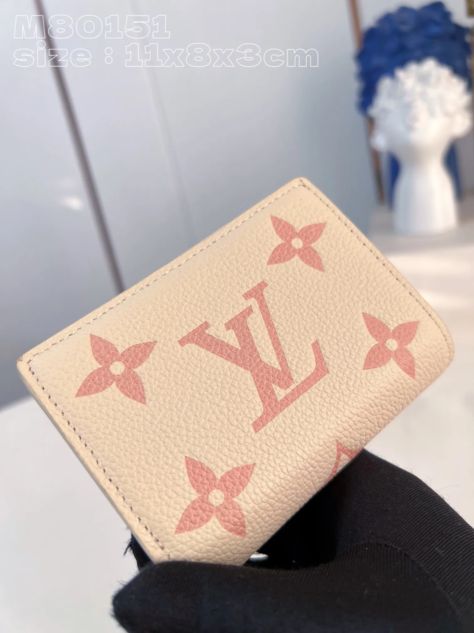 💰150 💎Upgraded original version🇫🇷 Cléa wallet is made of Monogram Empreinte soft grained cowhide and decorated with Louis Vuitton's iconic Monogram pattern. This model is known for its stylish design, which is both compact and spacious. It has an outer pocket, a zippered coin pocket, a note compartment and six card slots Model: 80151 Chocolate Dimensions: 11x8.5x3.5cm