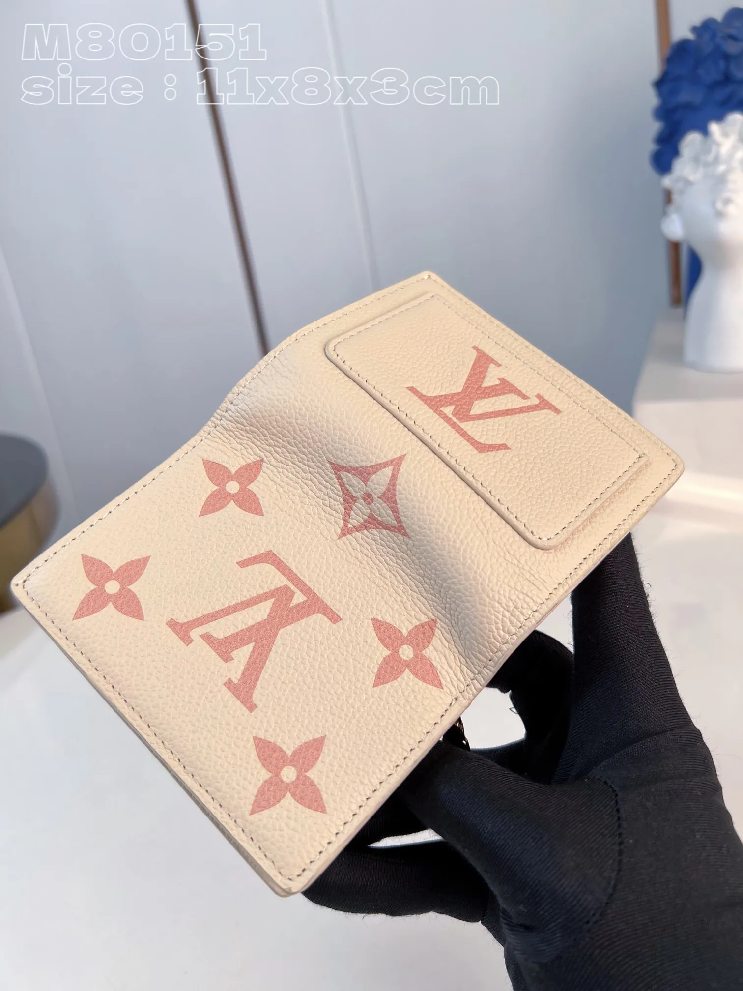 💰150 💎Upgraded original version🇫🇷 Cléa wallet is made of Monogram Empreinte soft grained cowhide and decorated with Louis Vuitton's iconic Monogram pattern. This model is known for its stylish design, which is both compact and spacious. It has an outer pocket, a zippered coin pocket, a note compartment and six card slots Model: 80151 Chocolate Dimensions: 11x8.5x3.5cm