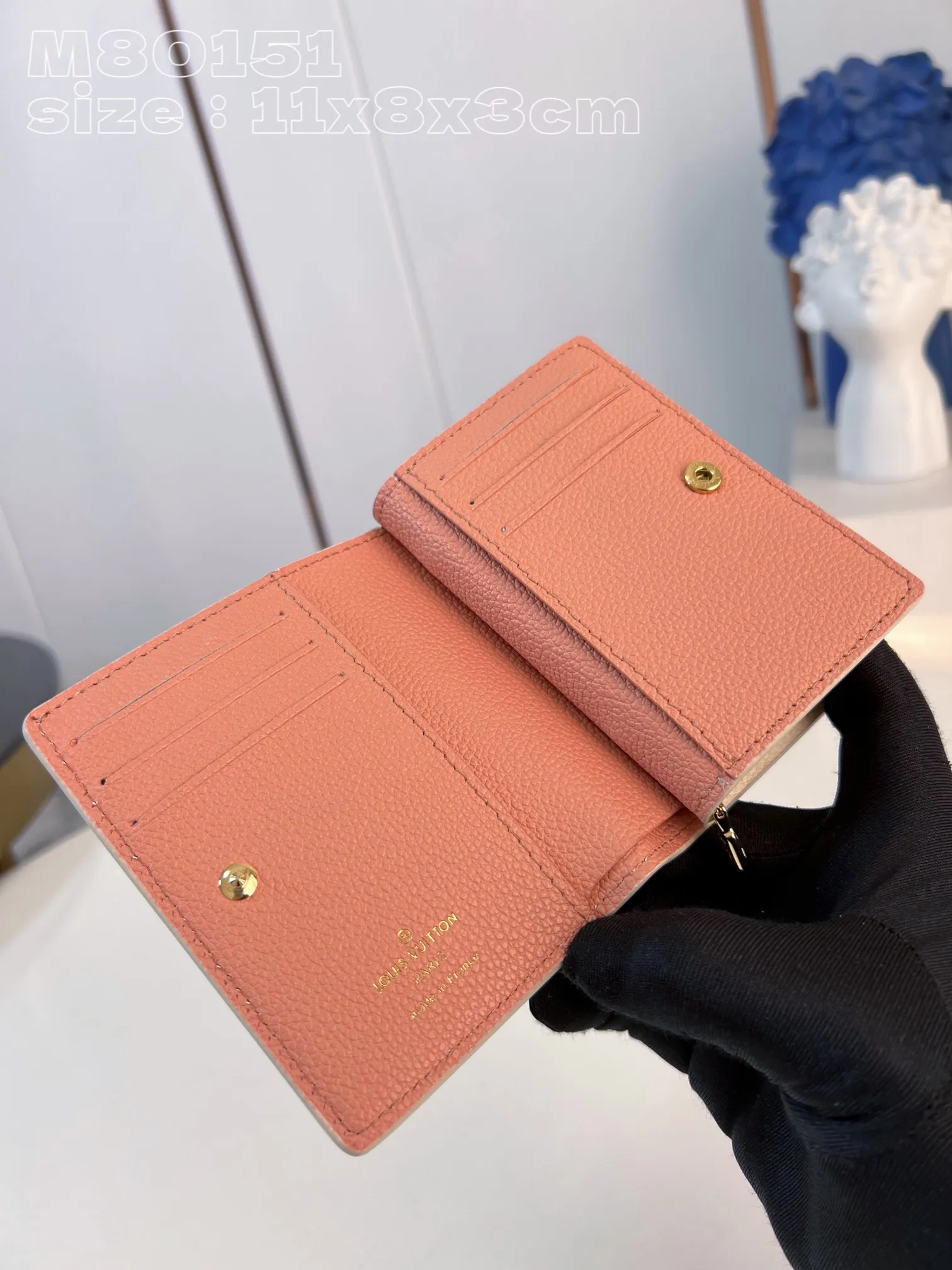 💰150 💎Upgraded original version🇫🇷 Cléa wallet is made of Monogram Empreinte soft grained cowhide and decorated with Louis Vuitton's iconic Monogram pattern. This model is known for its stylish design, which is both compact and spacious. It has an outer pocket, a zippered coin pocket, a note compartment and six card slots Model: 80151 Chocolate Dimensions: 11x8.5x3.5cm