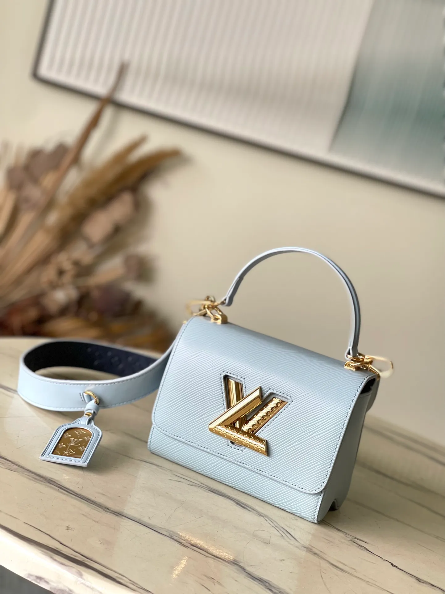 💰1160 (top layer leather) top original order M25362 sky blue This small Twist handbag is made of Epi grain leather with sophisticated elements, and the iconic LV Twist twist lock is engraved with the Monogram pattern. Yingze's Monogram floral hook buckle connects the bag body to the Monogram printed shoulder strap, which is embellished with removable mirror decoration. Dimensions: 19 x 15 x 9 cm (length x height x width)