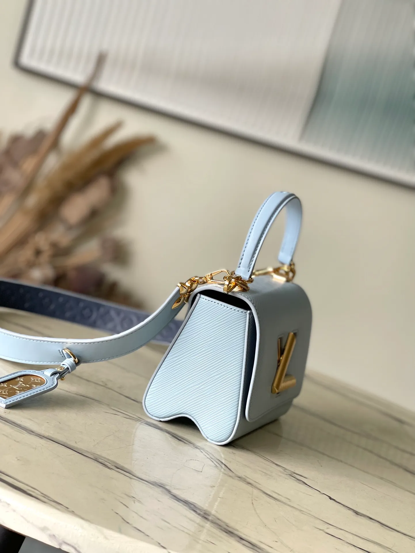 💰1160 (top layer leather) top original order M25362 sky blue This small Twist handbag is made of Epi grain leather with sophisticated elements, and the iconic LV Twist twist lock is engraved with the Monogram pattern. Yingze's Monogram floral hook buckle connects the bag body to the Monogram printed shoulder strap, which is embellished with removable mirror decoration. Dimensions: 19 x 15 x 9 cm (length x height x width)