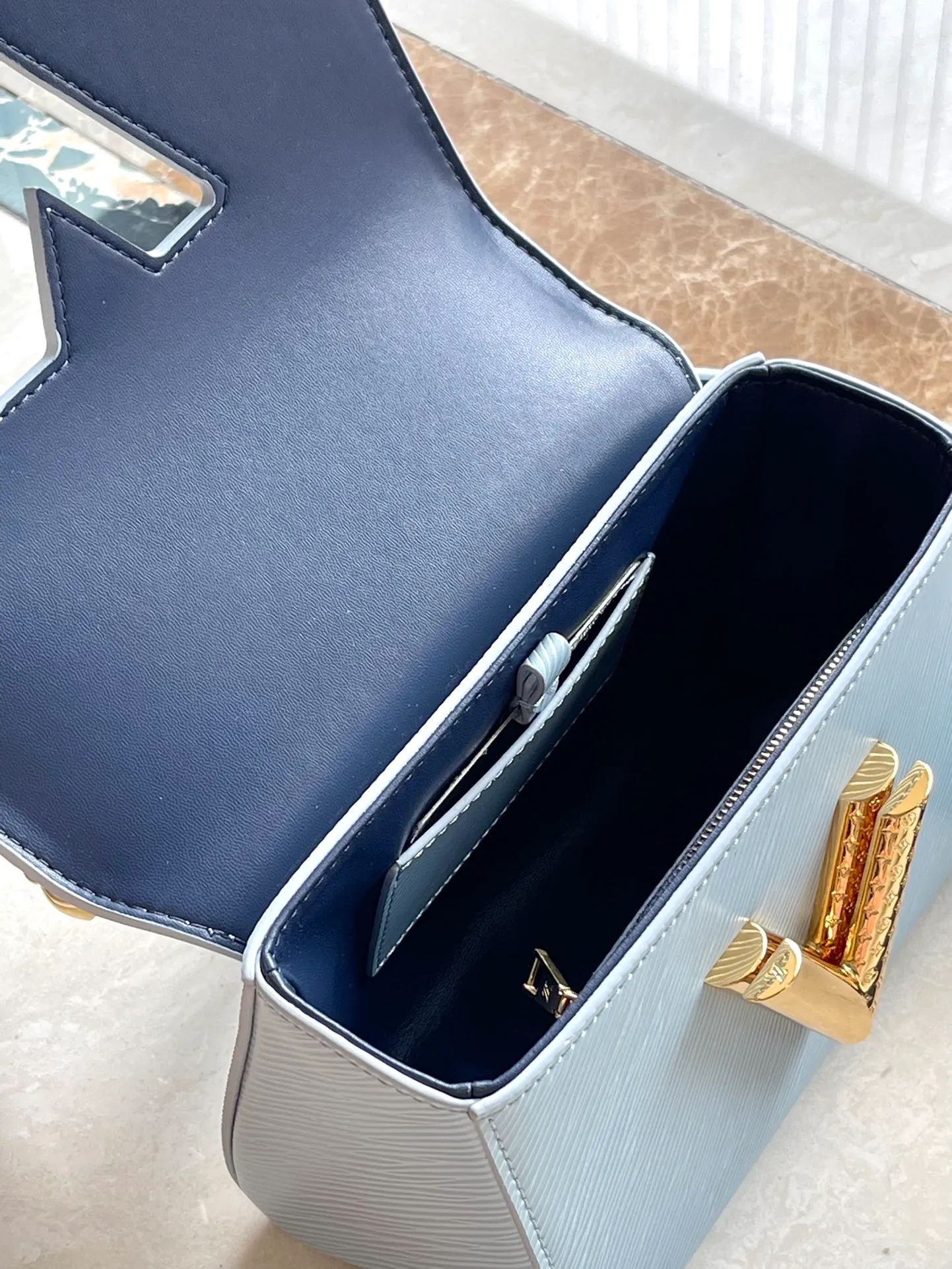 💰1160 (top layer leather) top original order M25362 sky blue This small Twist handbag is made of Epi grain leather with sophisticated elements, and the iconic LV Twist twist lock is engraved with the Monogram pattern. Yingze's Monogram floral hook buckle connects the bag body to the Monogram printed shoulder strap, which is embellished with removable mirror decoration. Dimensions: 19 x 15 x 9 cm (length x height x width)