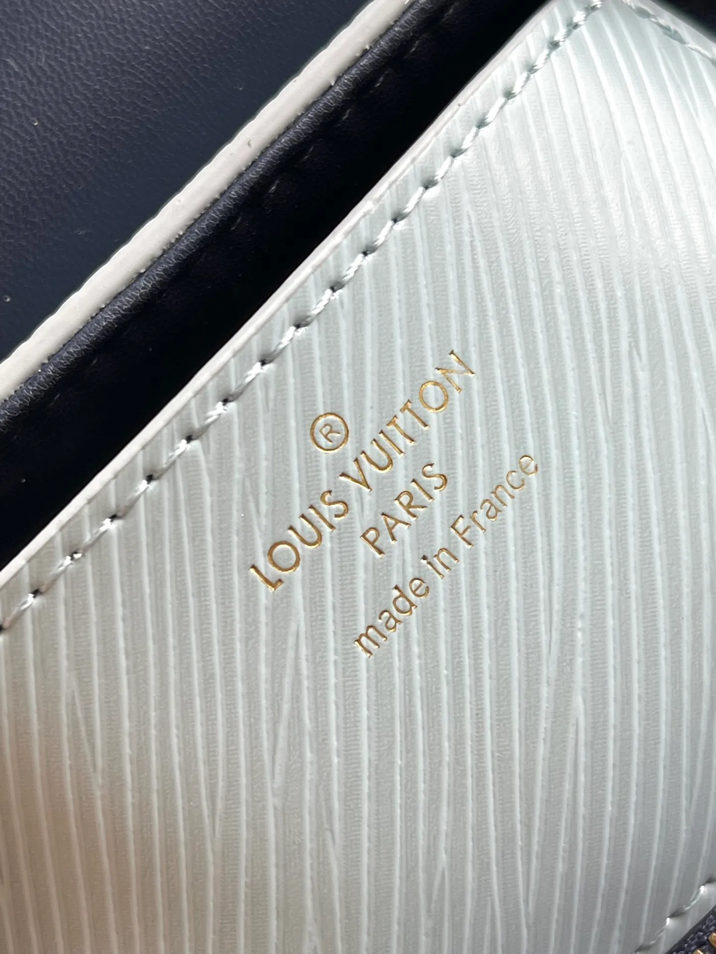 💰1160 (top layer leather) top original order M25362 sky blue This small Twist handbag is made of Epi grain leather with sophisticated elements, and the iconic LV Twist twist lock is engraved with the Monogram pattern. Yingze's Monogram floral hook buckle connects the bag body to the Monogram printed shoulder strap, which is embellished with removable mirror decoration. Dimensions: 19 x 15 x 9 cm (length x height x width)