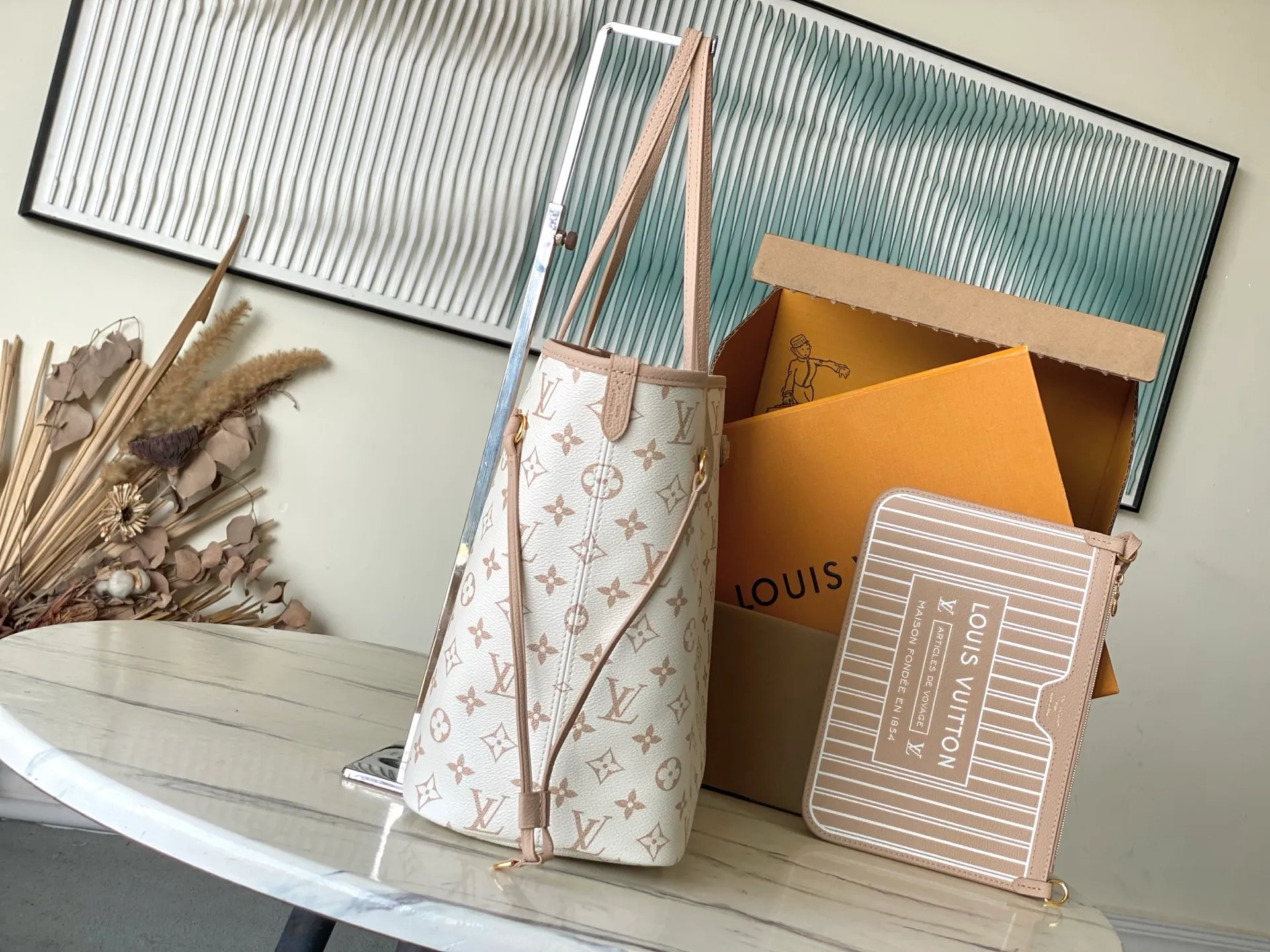 💰1020 The top original M25665 Neverfull Inside Out medium handbag uses Monogram canvas and grained leather to interpret a new double-sided design. Its detachable pocket can easily be transformed into an outer bag or a compact shoulder bag. Dimensions: 31 × 28 × 14 cm