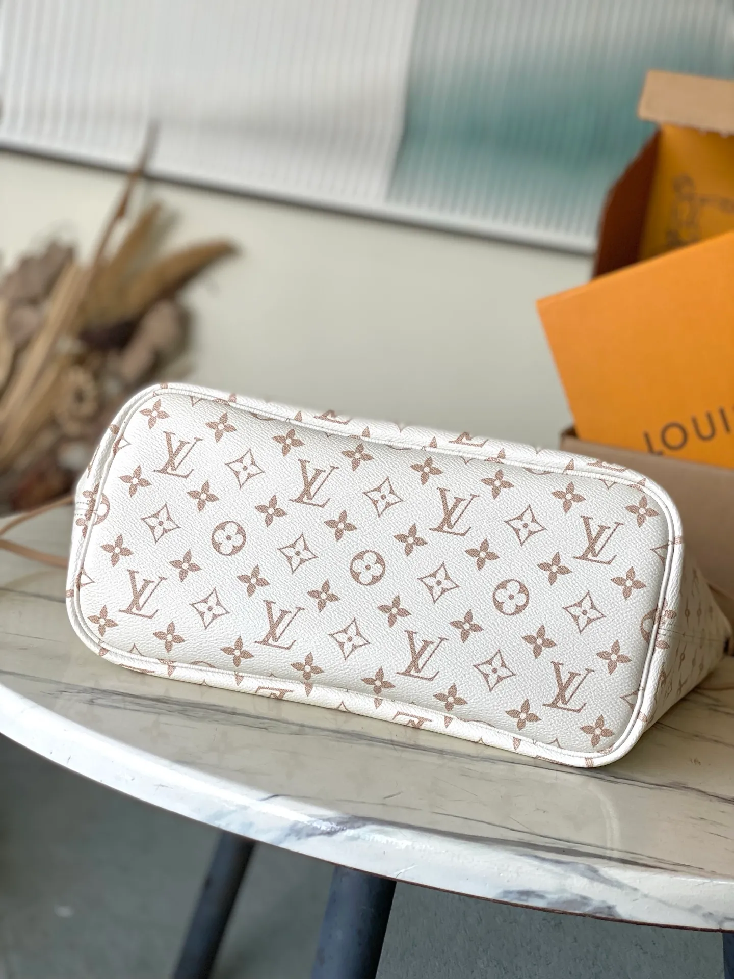 💰1020 The top original M25665 Neverfull Inside Out medium handbag uses Monogram canvas and grained leather to interpret a new double-sided design. Its detachable pocket can easily be transformed into an outer bag or a compact shoulder bag. Dimensions: 31 × 28 × 14 cm