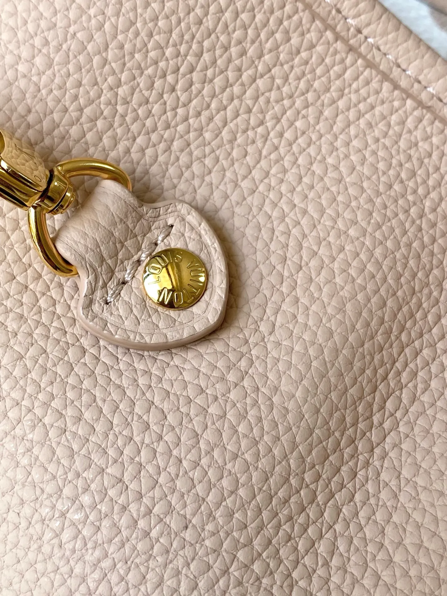 💰1020 The top original M25665 Neverfull Inside Out medium handbag uses Monogram canvas and grained leather to interpret a new double-sided design. Its detachable pocket can easily be transformed into an outer bag or a compact shoulder bag. Dimensions: 31 × 28 × 14 cm
