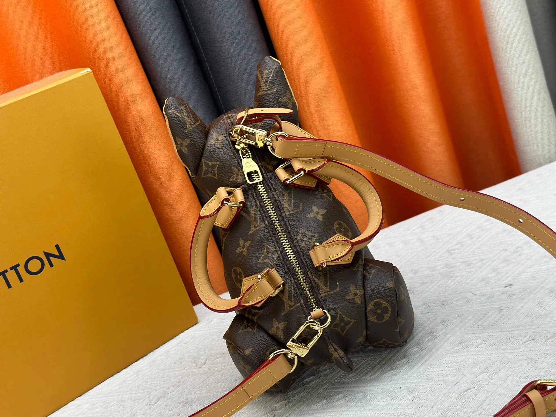 P540 M12617 Semi-steel original single 163 dynamic code change. This Pooch Bag handbag condenses Louis Vuitton's classic design elements with its exquisite configuration. The Monogram canvas body has distressed trim, and the leather-cut top handle, handle fasteners and adjustable shoulder strap make it comfortable to carry or cross-body. The LV Lovers brand celebrates Pharrell Williams' creative ingenuity. 18.0 x 28.0 x 19.0 cm (Length x Height x Width) • Monogram coated canvas • Cow leather trim • Textile lining • Metal hardware • Zip closure • Main compartment • Removable name tag with LV Lovers paw print • Shoulder strap: removable, adjustable • Half-length strap: 39.5 cm • Half-length strap adjustable to: 65.0 cm