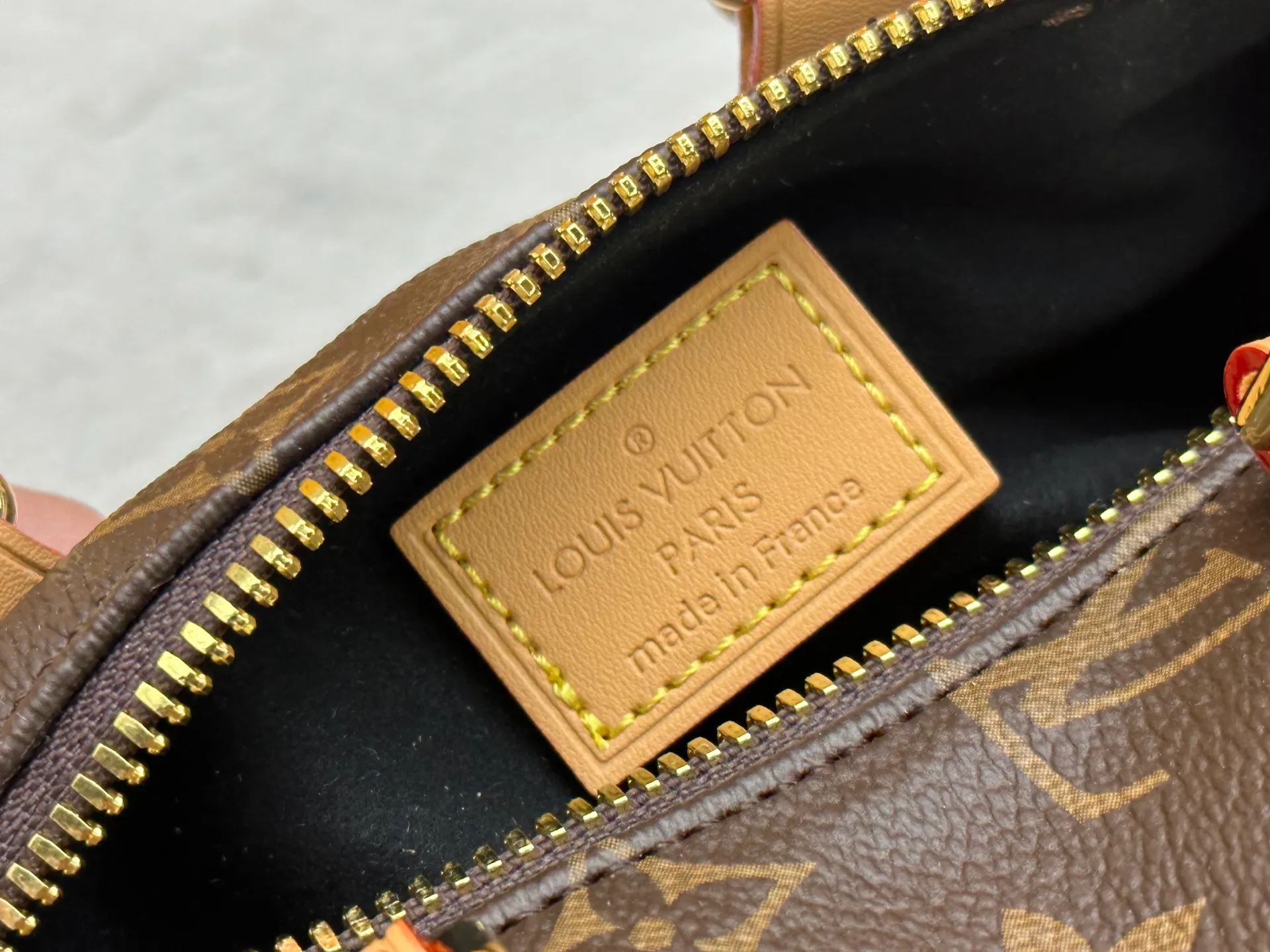 P540 M12617 Semi-steel original single 163 dynamic code change. This Pooch Bag handbag condenses Louis Vuitton's classic design elements with its exquisite configuration. The Monogram canvas body has distressed trim, and the leather-cut top handle, handle fasteners and adjustable shoulder strap make it comfortable to carry or cross-body. The LV Lovers brand celebrates Pharrell Williams' creative ingenuity. 18.0 x 28.0 x 19.0 cm (Length x Height x Width) • Monogram coated canvas • Cow leather trim • Textile lining • Metal hardware • Zip closure • Main compartment • Removable name tag with LV Lovers paw print • Shoulder strap: removable, adjustable • Half-length strap: 39.5 cm • Half-length strap adjustable to: 65.0 cm