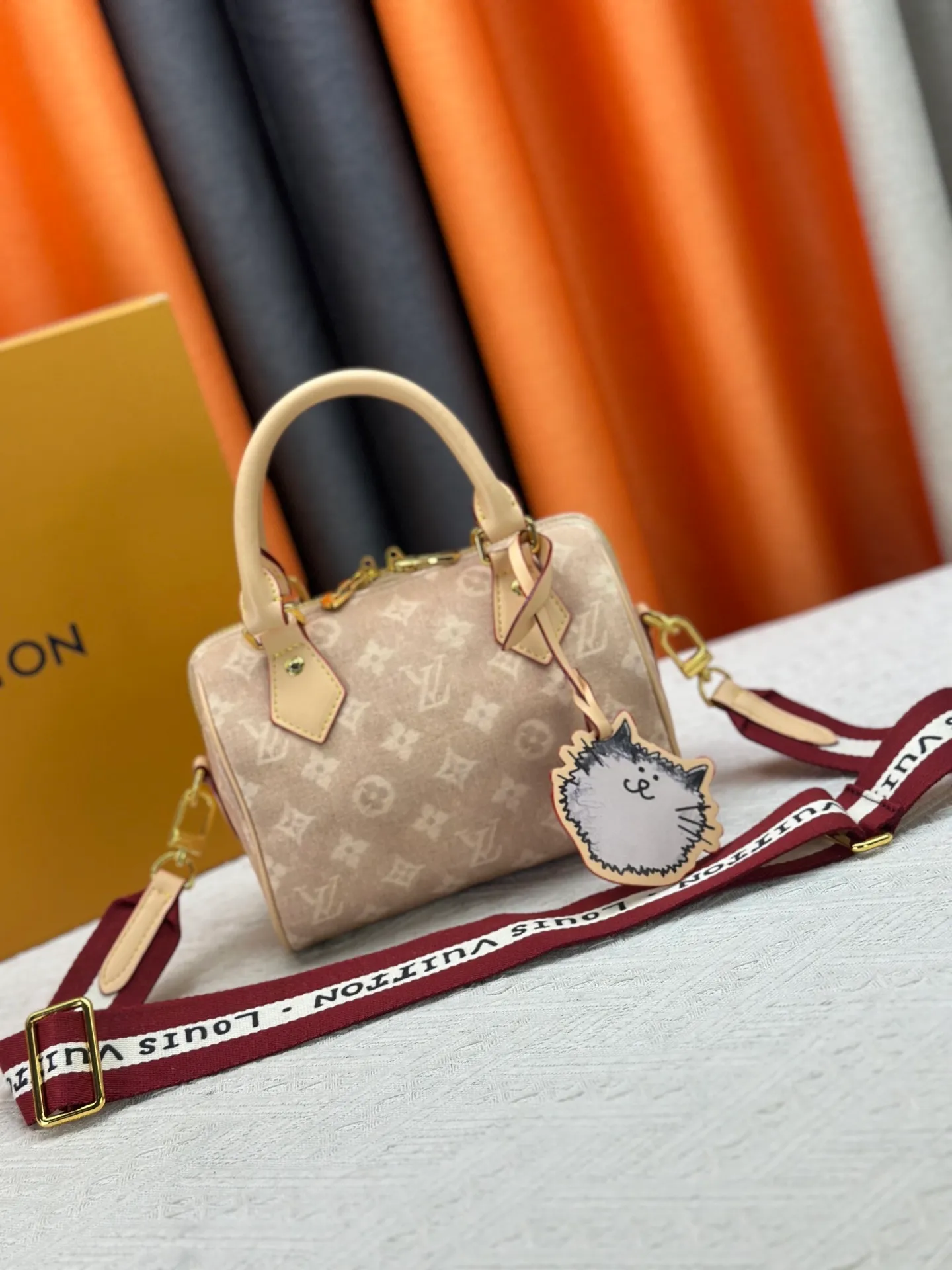 P280 M15151 M46234 This Speedy 20 Bandouliere handbag is made of Meowgram canvas, making an eye-catching appearance in the LV Travels With Grace Coddington collaboration series created by the brand and vogue's former creative director. Cute cat-shaped pendants and leather handles are rich in details, and metal parts such as padlocks add elegant touches. Size: 20cm
