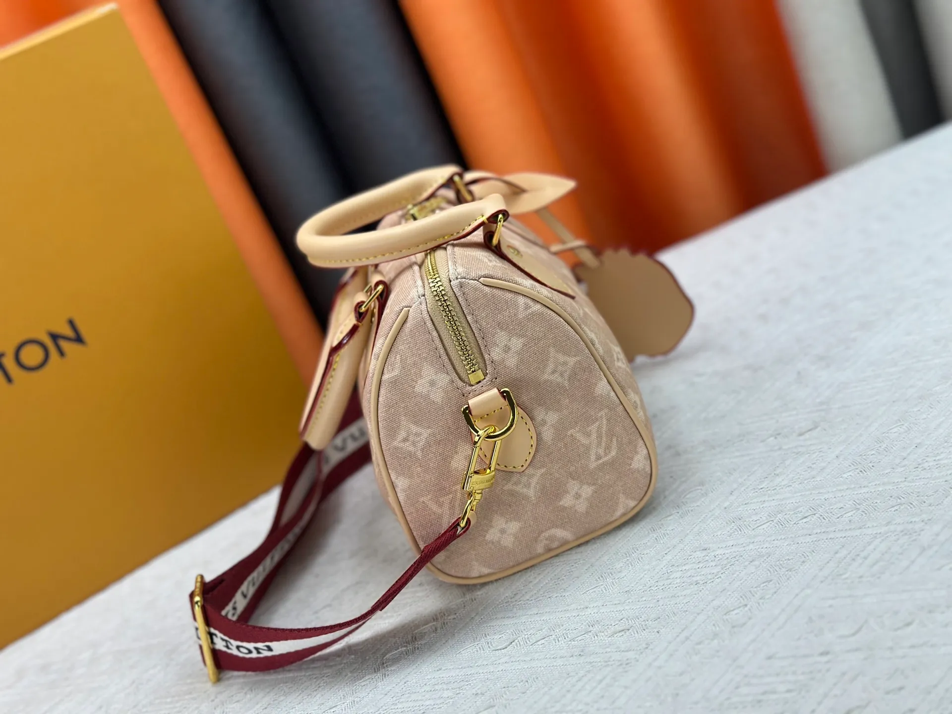 P280 M15151 M46234 This Speedy 20 Bandouliere handbag is made of Meowgram canvas, making an eye-catching appearance in the LV Travels With Grace Coddington collaboration series created by the brand and vogue's former creative director. Cute cat-shaped pendants and leather handles are rich in details, and metal parts such as padlocks add elegant touches. Size: 20cm
