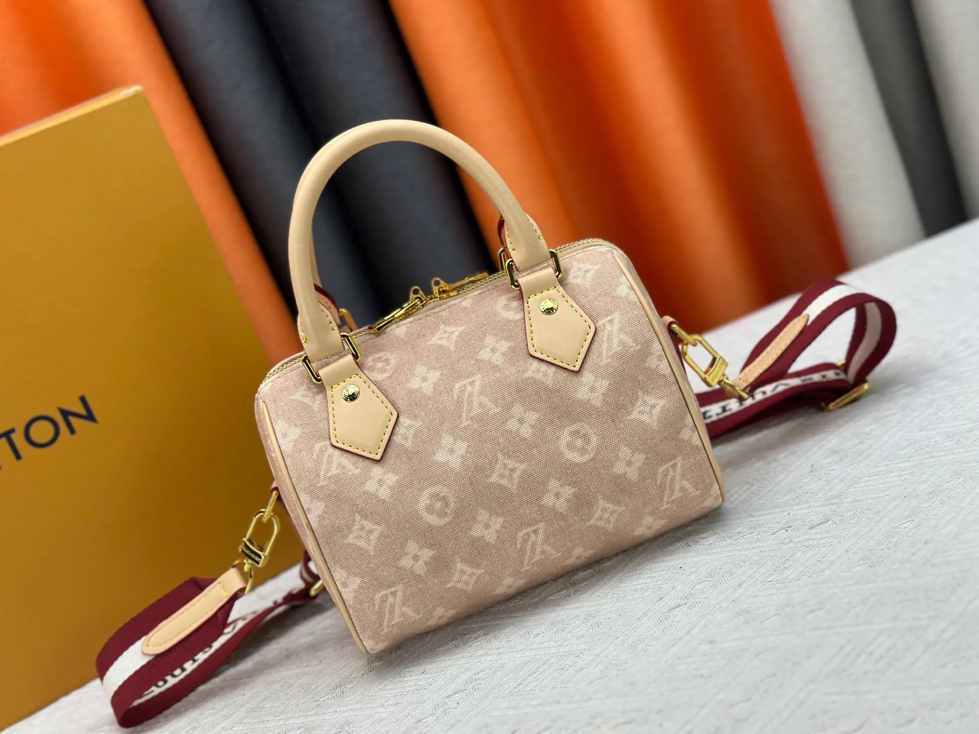 P280 M15151 M46234 This Speedy 20 Bandouliere handbag is made of Meowgram canvas, making an eye-catching appearance in the LV Travels With Grace Coddington collaboration series created by the brand and vogue's former creative director. Cute cat-shaped pendants and leather handles are rich in details, and metal parts such as padlocks add elegant touches. Size: 20cm