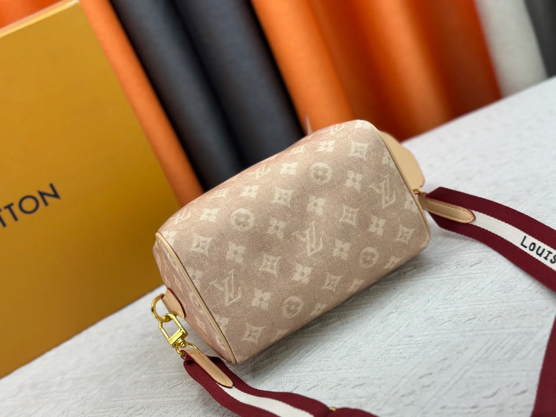 P280 M15151 M46234 This Speedy 20 Bandouliere handbag is made of Meowgram canvas, making an eye-catching appearance in the LV Travels With Grace Coddington collaboration series created by the brand and vogue's former creative director. Cute cat-shaped pendants and leather handles are rich in details, and metal parts such as padlocks add elegant touches. Size: 20cm