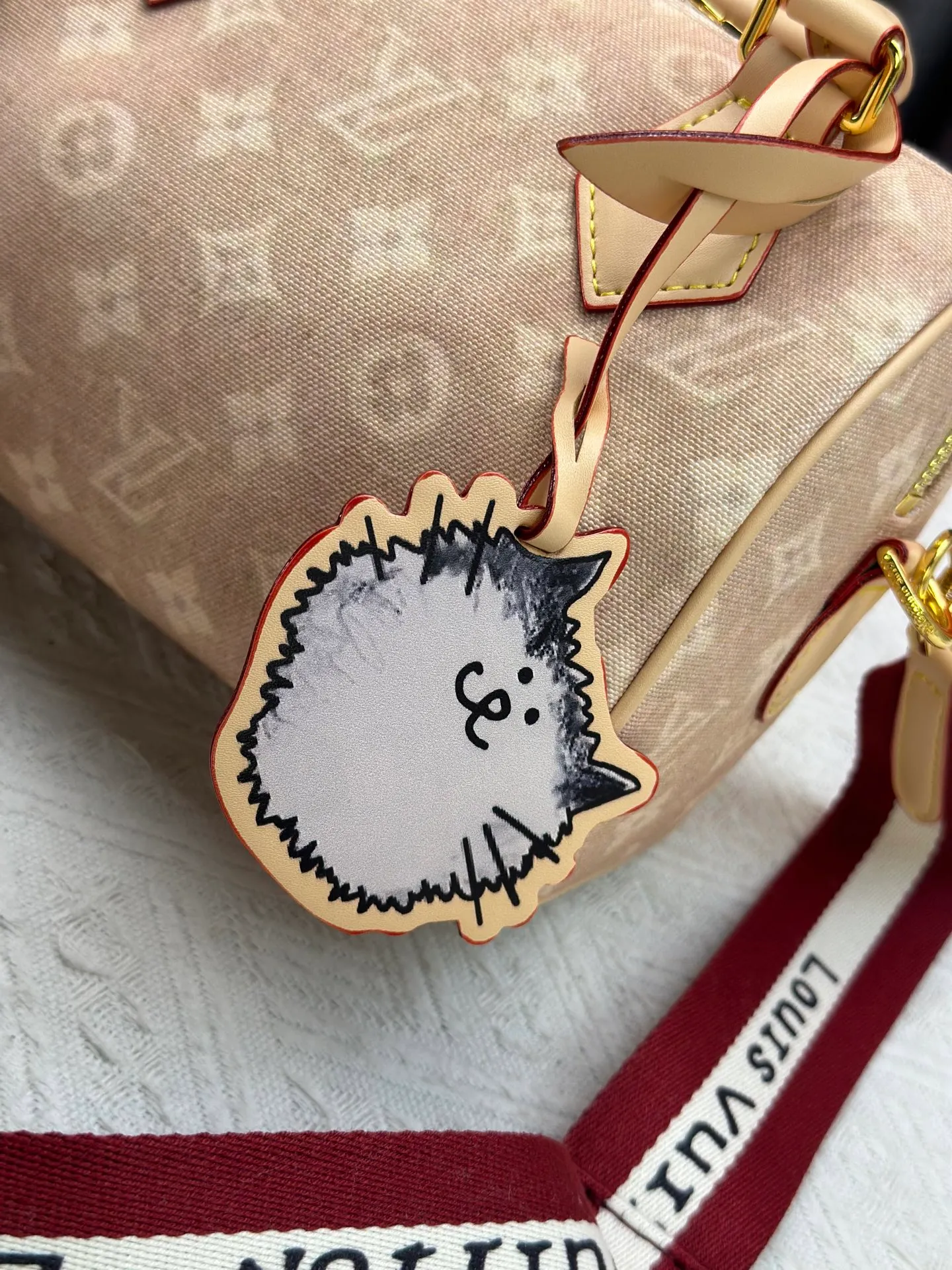 P280 M15151 M46234 This Speedy 20 Bandouliere handbag is made of Meowgram canvas, making an eye-catching appearance in the LV Travels With Grace Coddington collaboration series created by the brand and vogue's former creative director. Cute cat-shaped pendants and leather handles are rich in details, and metal parts such as padlocks add elegant touches. Size: 20cm