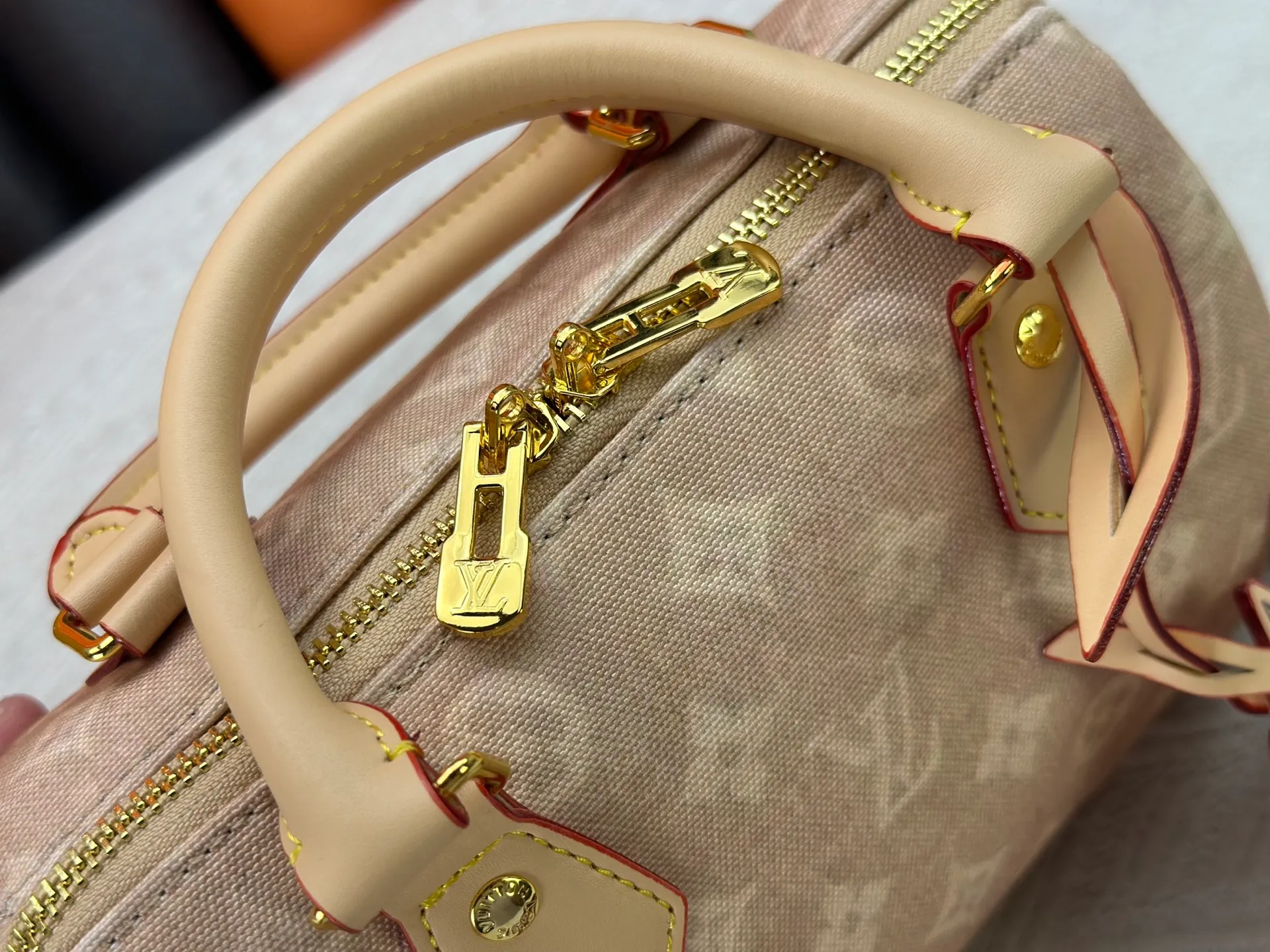 P280 M15151 M46234 This Speedy 20 Bandouliere handbag is made of Meowgram canvas, making an eye-catching appearance in the LV Travels With Grace Coddington collaboration series created by the brand and vogue's former creative director. Cute cat-shaped pendants and leather handles are rich in details, and metal parts such as padlocks add elegant touches. Size: 20cm