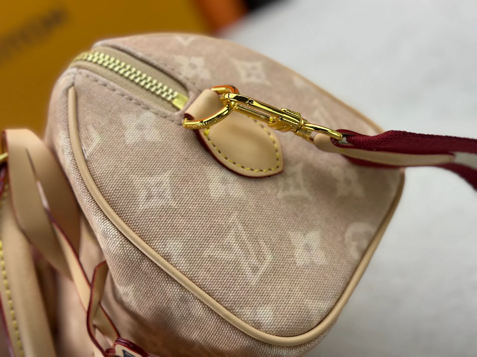 P280 M15151 M46234 This Speedy 20 Bandouliere handbag is made of Meowgram canvas, making an eye-catching appearance in the LV Travels With Grace Coddington collaboration series created by the brand and vogue's former creative director. Cute cat-shaped pendants and leather handles are rich in details, and metal parts such as padlocks add elegant touches. Size: 20cm
