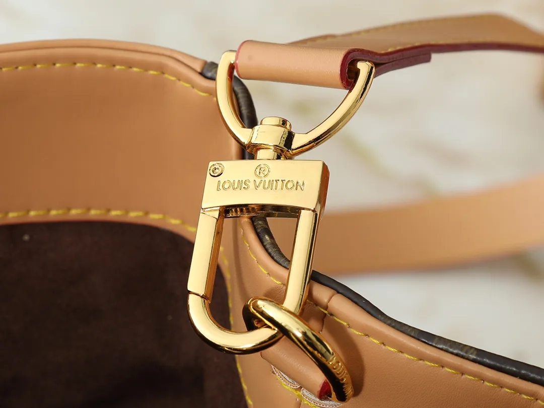 💰280💰Upgraded original M25575 M25577 M15231 Avenue MM (Avenue MM) is a modern alternative to the Grand Palais handbag. Suitable for busy city life, a design that transcends its time. Made of signature single-check leather. Naming choices and base fabric details highlight House’s outstanding craftsmanship. A spacious and practical piece that can accommodate A4-sized documents, a laptop, and various daily necessities. Dimensions: 38.5 x 24 x 15 cm (length x height x width)