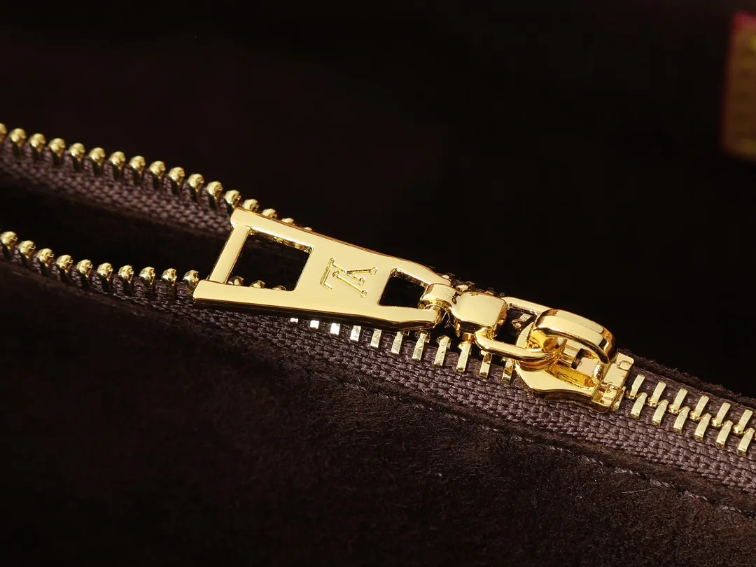💰280💰Upgraded original M25575 M25577 M15231 Avenue MM (Avenue MM) is a modern alternative to the Grand Palais handbag. Suitable for busy city life, a design that transcends its time. Made of signature single-check leather. Naming choices and base fabric details highlight House’s outstanding craftsmanship. A spacious and practical piece that can accommodate A4-sized documents, a laptop, and various daily necessities. Dimensions: 38.5 x 24 x 15 cm (length x height x width)