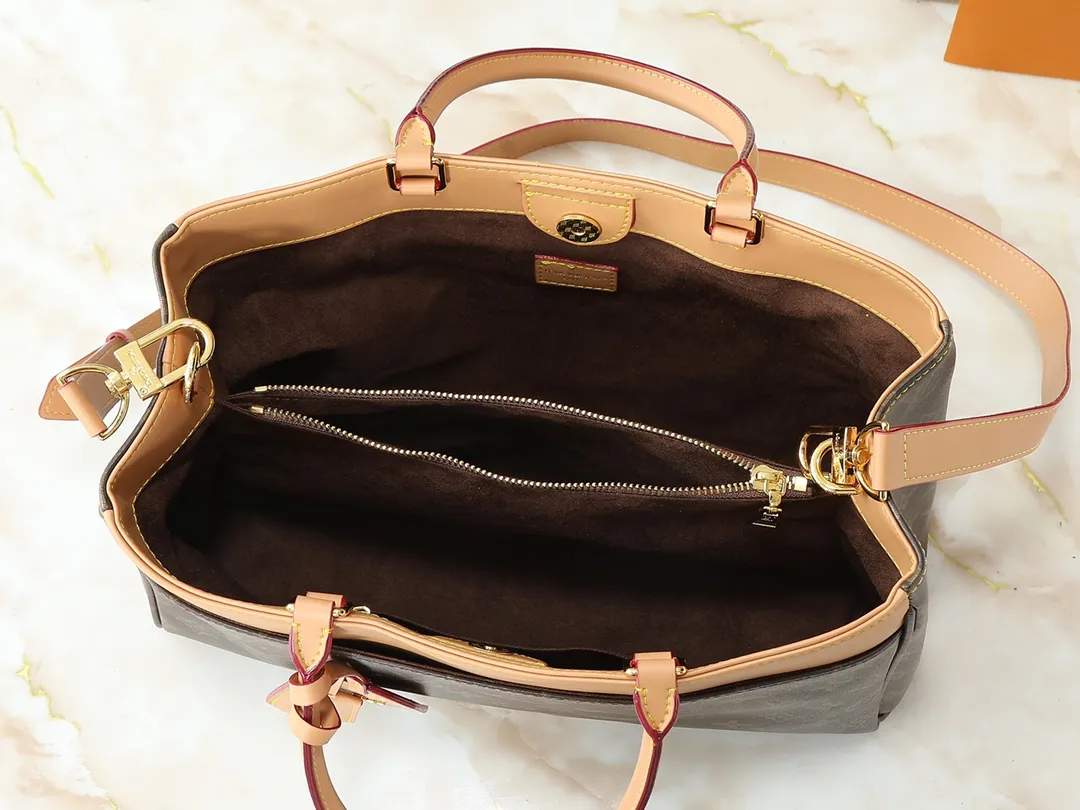 💰280💰Upgraded original M25575 M25577 M15231 Avenue MM (Avenue MM) is a modern alternative to the Grand Palais handbag. Suitable for busy city life, a design that transcends its time. Made of signature single-check leather. Naming choices and base fabric details highlight House’s outstanding craftsmanship. A spacious and practical piece that can accommodate A4-sized documents, a laptop, and various daily necessities. Dimensions: 38.5 x 24 x 15 cm (length x height x width)