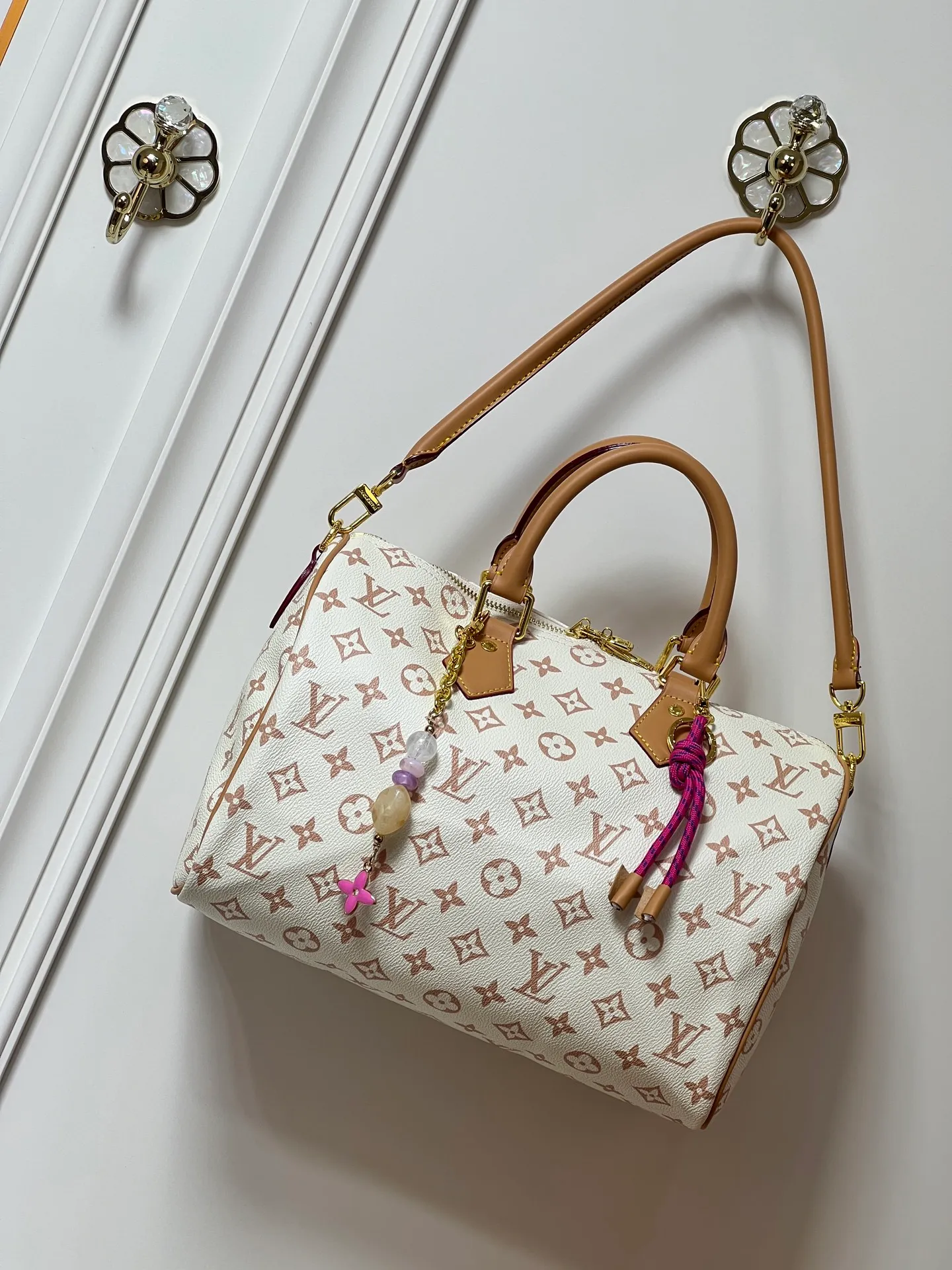 Batch 260💰Upgraded from the original M15107 M12803 M11945 M12243 M87212 M40391 Speedy Soft 30 Boho handbag is made of classic Monogram coated canvas, with leather lining and zipper inner pocket to inject color contrast. Ostrich leather trim and beaded chains bring the visual focus, while the key holder and address plate are thoughtful details, and the Toron handle allows for a variety of carrying options. Dimensions: 30.0 x 21.0 x 17.0 cm (length x height x width)