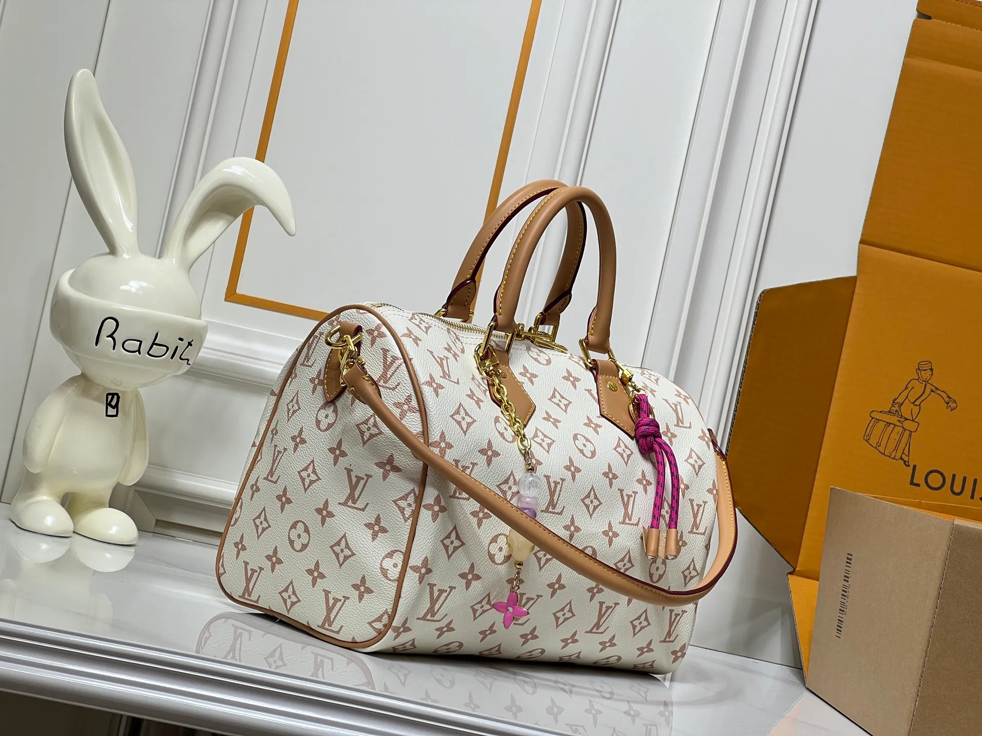 Batch 260💰Upgraded from the original M15107 M12803 M11945 M12243 M87212 M40391 Speedy Soft 30 Boho handbag is made of classic Monogram coated canvas, with leather lining and zipper inner pocket to inject color contrast. Ostrich leather trim and beaded chains bring the visual focus, while the key holder and address plate are thoughtful details, and the Toron handle allows for a variety of carrying options. Dimensions: 30.0 x 21.0 x 17.0 cm (length x height x width)