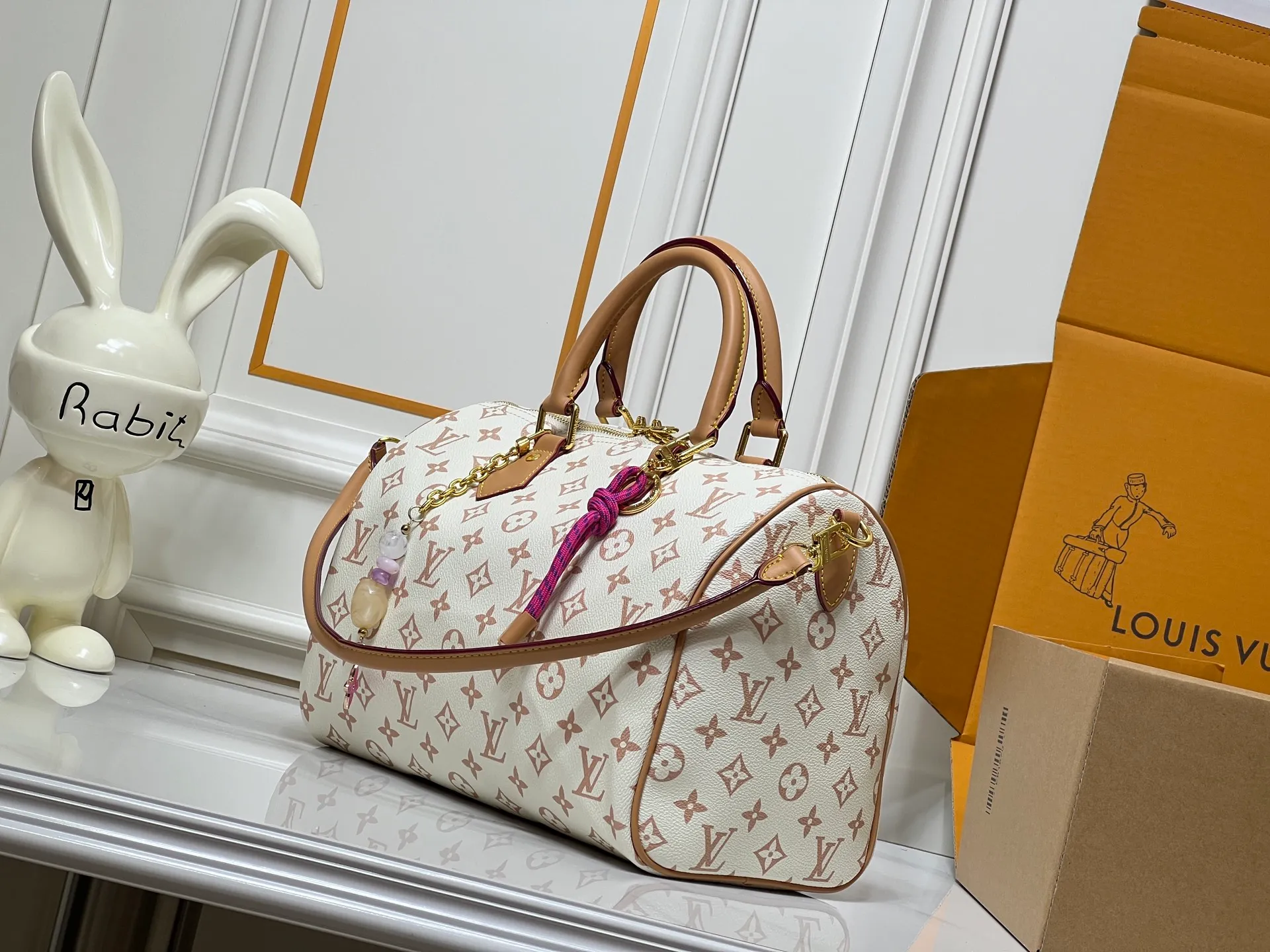Batch 260💰Upgraded from the original M15107 M12803 M11945 M12243 M87212 M40391 Speedy Soft 30 Boho handbag is made of classic Monogram coated canvas, with leather lining and zipper inner pocket to inject color contrast. Ostrich leather trim and beaded chains bring the visual focus, while the key holder and address plate are thoughtful details, and the Toron handle allows for a variety of carrying options. Dimensions: 30.0 x 21.0 x 17.0 cm (length x height x width)