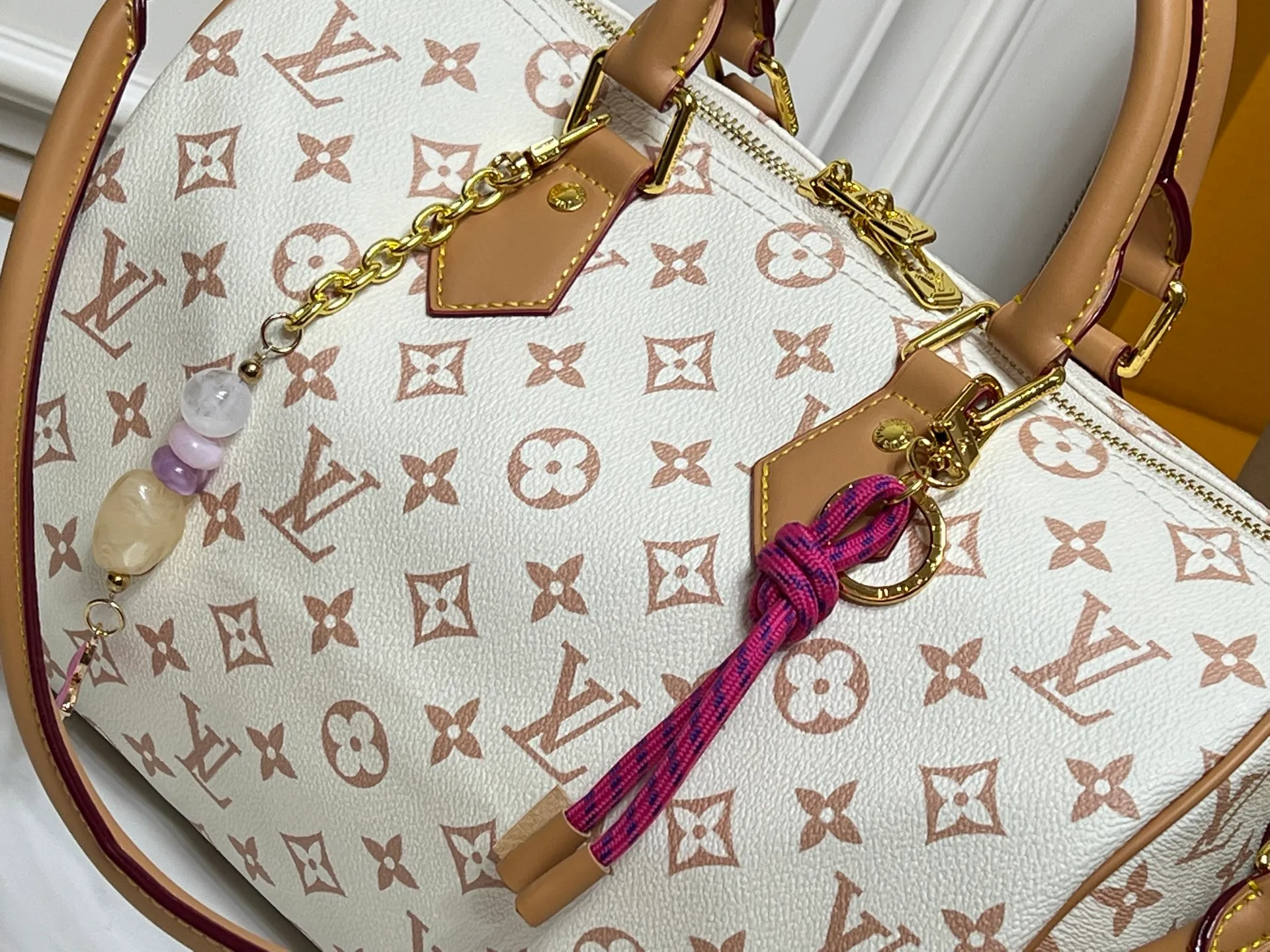 Batch 260💰Upgraded from the original M15107 M12803 M11945 M12243 M87212 M40391 Speedy Soft 30 Boho handbag is made of classic Monogram coated canvas, with leather lining and zipper inner pocket to inject color contrast. Ostrich leather trim and beaded chains bring the visual focus, while the key holder and address plate are thoughtful details, and the Toron handle allows for a variety of carrying options. Dimensions: 30.0 x 21.0 x 17.0 cm (length x height x width)