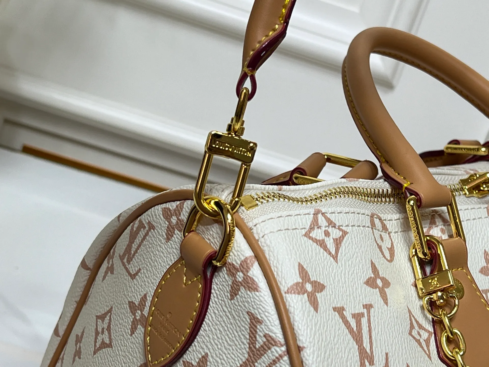 Batch 260💰Upgraded from the original M15107 M12803 M11945 M12243 M87212 M40391 Speedy Soft 30 Boho handbag is made of classic Monogram coated canvas, with leather lining and zipper inner pocket to inject color contrast. Ostrich leather trim and beaded chains bring the visual focus, while the key holder and address plate are thoughtful details, and the Toron handle allows for a variety of carrying options. Dimensions: 30.0 x 21.0 x 17.0 cm (length x height x width)