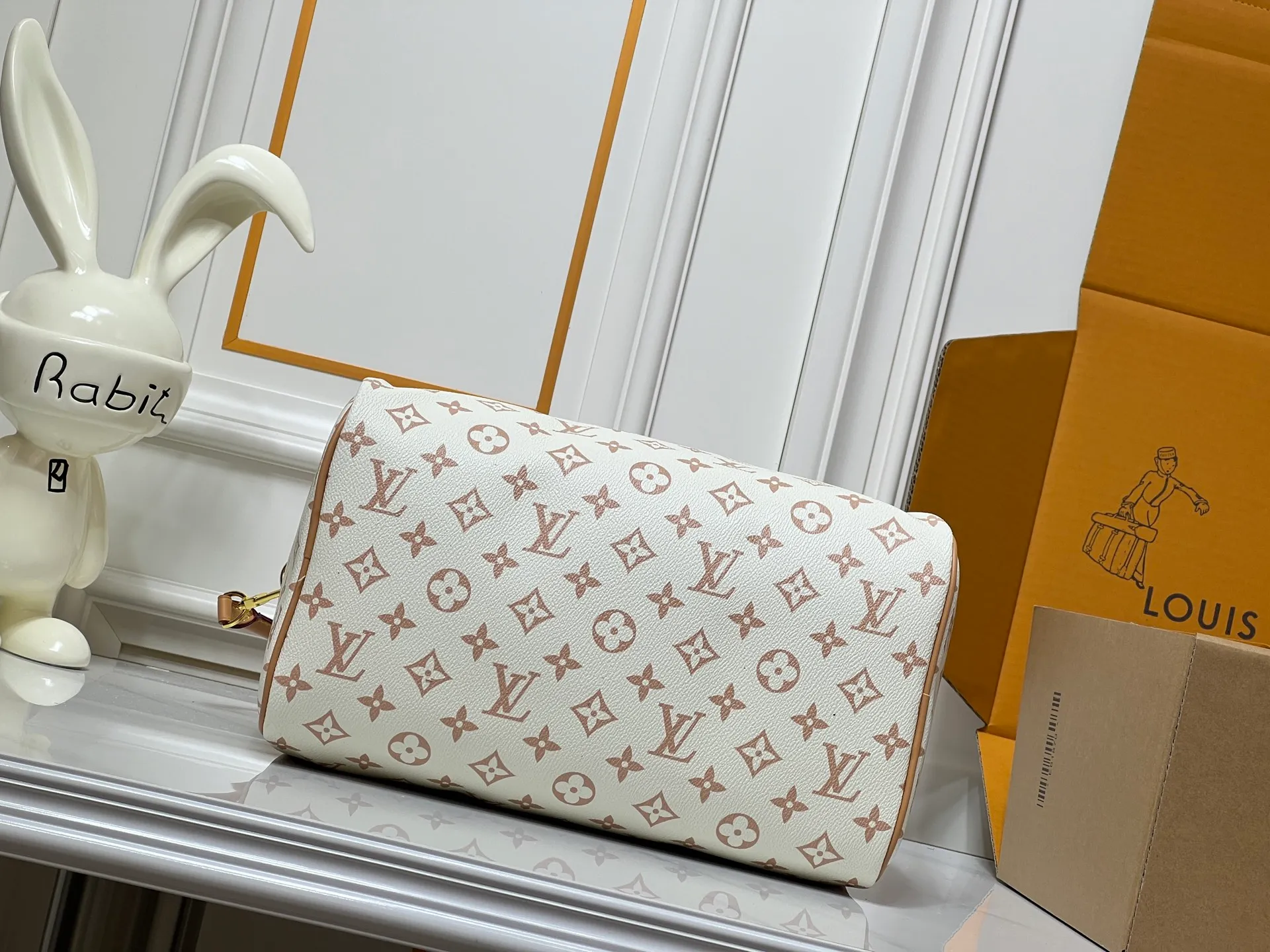Batch 260💰Upgraded from the original M15107 M12803 M11945 M12243 M87212 M40391 Speedy Soft 30 Boho handbag is made of classic Monogram coated canvas, with leather lining and zipper inner pocket to inject color contrast. Ostrich leather trim and beaded chains bring the visual focus, while the key holder and address plate are thoughtful details, and the Toron handle allows for a variety of carrying options. Dimensions: 30.0 x 21.0 x 17.0 cm (length x height x width)