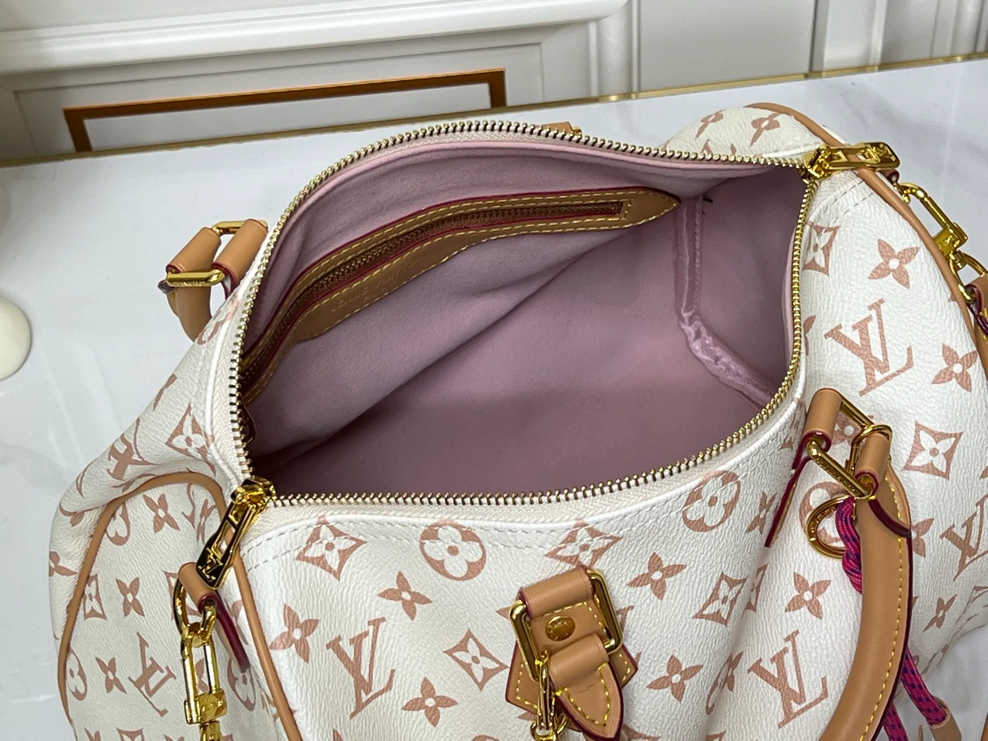 Batch 260💰Upgraded from the original M15107 M12803 M11945 M12243 M87212 M40391 Speedy Soft 30 Boho handbag is made of classic Monogram coated canvas, with leather lining and zipper inner pocket to inject color contrast. Ostrich leather trim and beaded chains bring the visual focus, while the key holder and address plate are thoughtful details, and the Toron handle allows for a variety of carrying options. Dimensions: 30.0 x 21.0 x 17.0 cm (length x height x width)