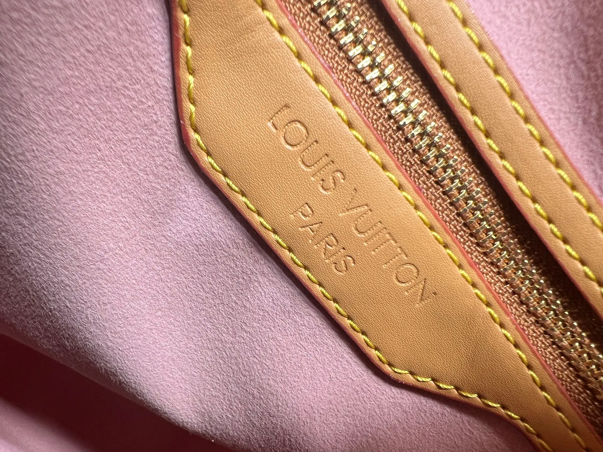 Batch 260💰Upgraded from the original M15107 M12803 M11945 M12243 M87212 M40391 Speedy Soft 30 Boho handbag is made of classic Monogram coated canvas, with leather lining and zipper inner pocket to inject color contrast. Ostrich leather trim and beaded chains bring the visual focus, while the key holder and address plate are thoughtful details, and the Toron handle allows for a variety of carrying options. Dimensions: 30.0 x 21.0 x 17.0 cm (length x height x width)