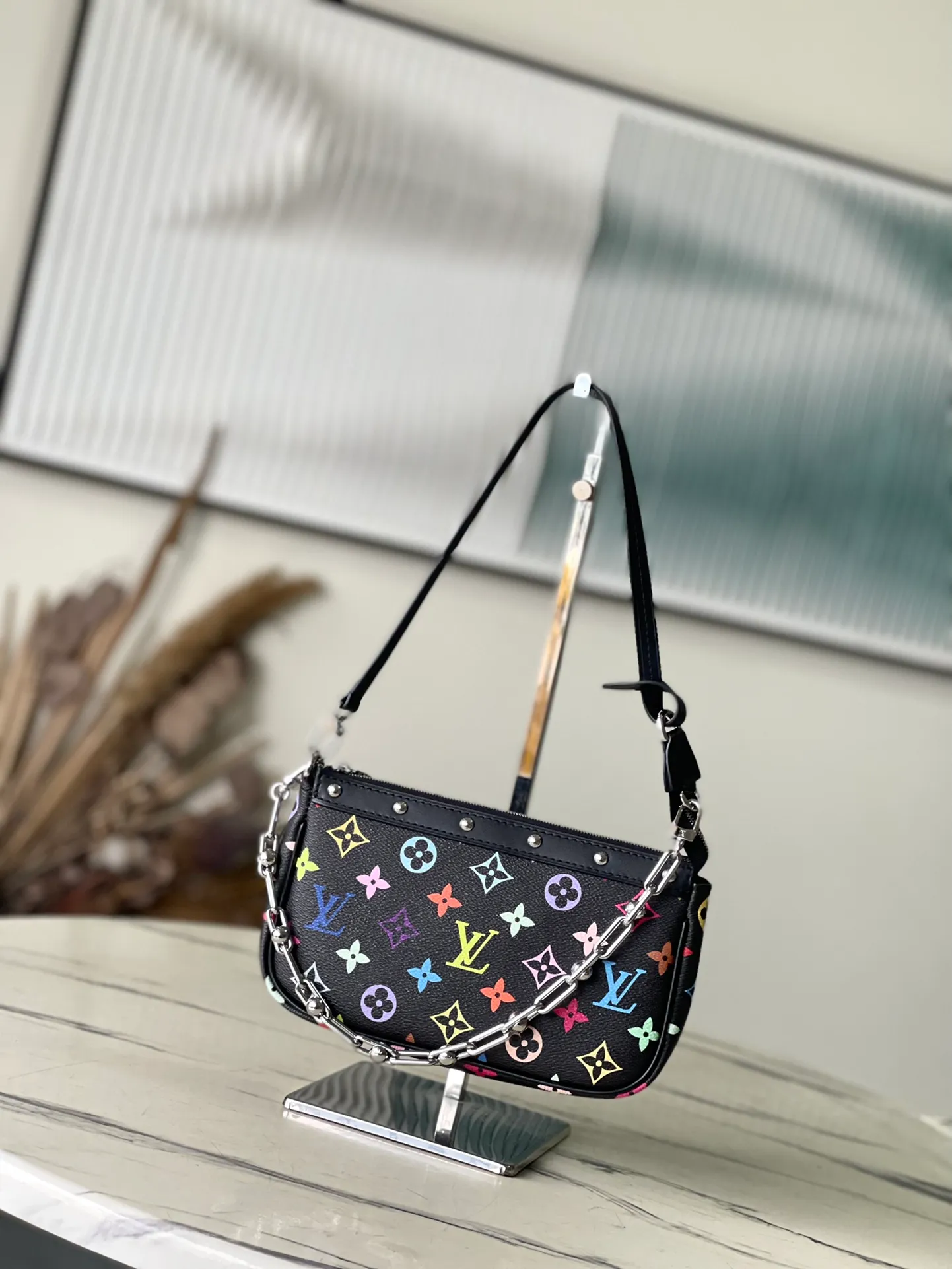 💰880 Top Original Order M13663 Black Color This Pochette Accessoires handbag is made of coated canvas, with colorful Monogram patterns to interpret the smart style of the Louis Vuitton x Murakami cross-border collaboration series. Calf leather trim and dazzling hardware add to the sophisticated details, while the detachable shoulder strap and chain allow for flexible carry. 13 x 4 x 22 cm (height x width x length)