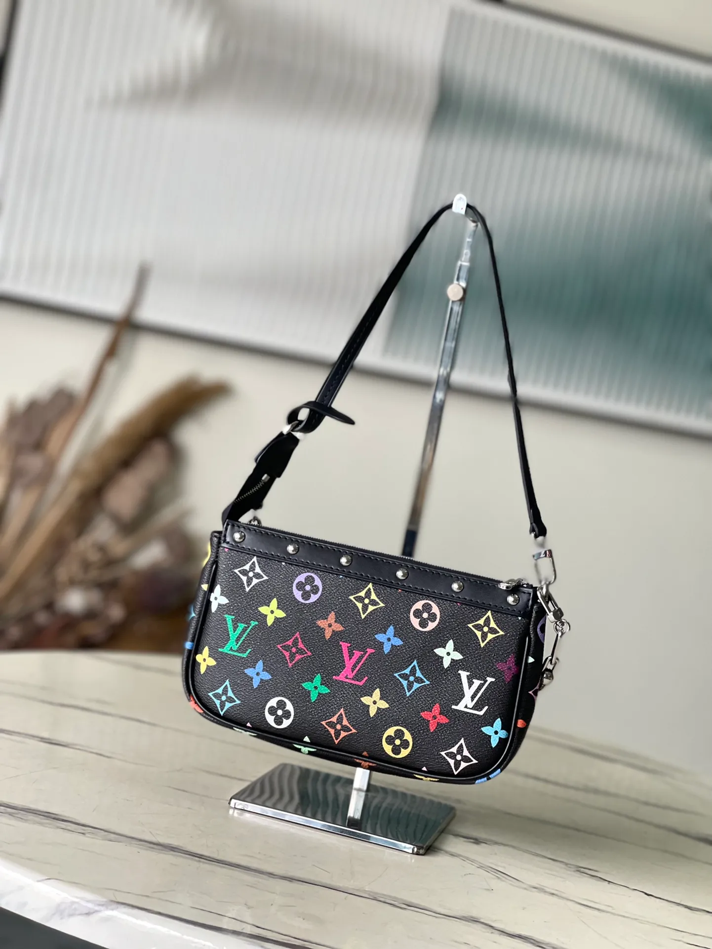 💰880 Top Original Order M13663 Black Color This Pochette Accessoires handbag is made of coated canvas, with colorful Monogram patterns to interpret the smart style of the Louis Vuitton x Murakami cross-border collaboration series. Calf leather trim and dazzling hardware add to the sophisticated details, while the detachable shoulder strap and chain allow for flexible carry. 13 x 4 x 22 cm (height x width x length)