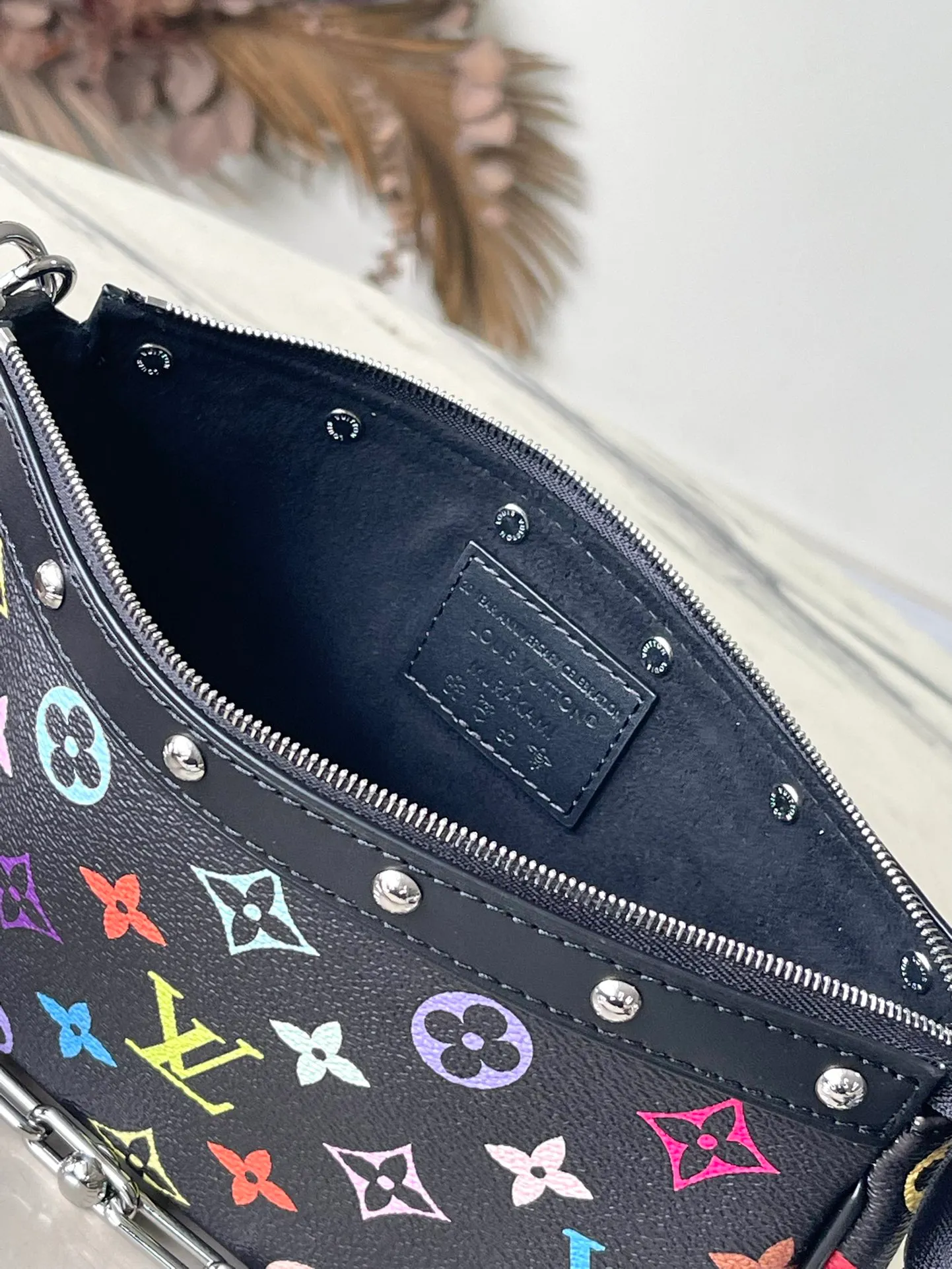 💰880 Top Original Order M13663 Black Color This Pochette Accessoires handbag is made of coated canvas, with colorful Monogram patterns to interpret the smart style of the Louis Vuitton x Murakami cross-border collaboration series. Calf leather trim and dazzling hardware add to the sophisticated details, while the detachable shoulder strap and chain allow for flexible carry. 13 x 4 x 22 cm (height x width x length)