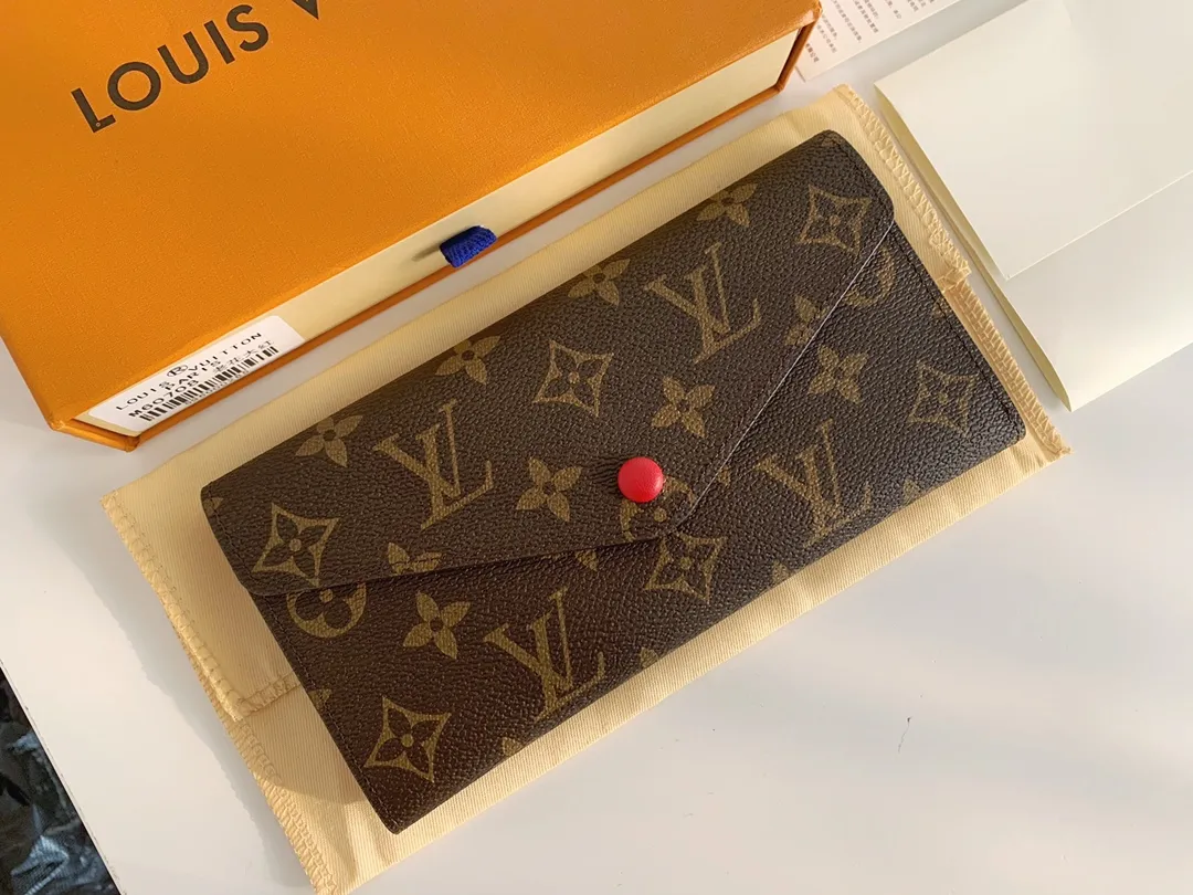 💰100 💎The Josephine Wallet is inspired by Louis Vuitton's first wallet. It is made of soft Monogram canvas and lined with brightly colored lining, giving the brand's classic design a unique and stylish beauty. The long, flat shape makes it easy to slip into any pocket or handbag. Model: M60708 Size: 19/10.