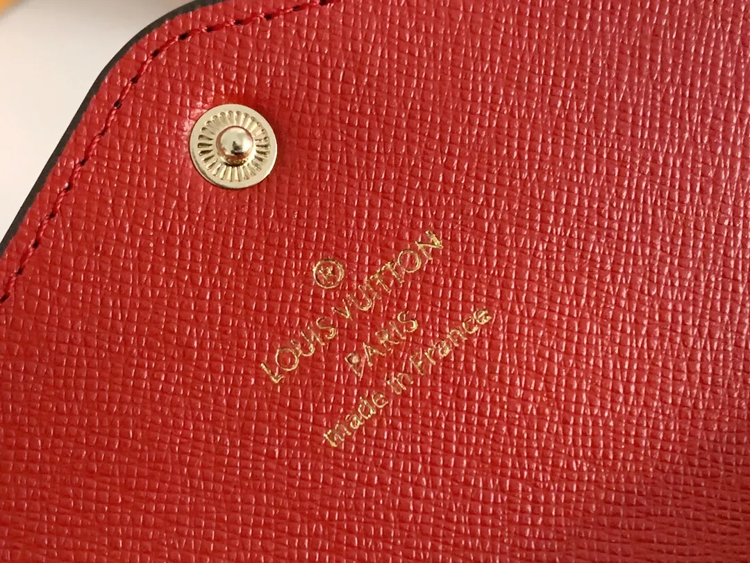 💰100 💎The Josephine Wallet is inspired by Louis Vuitton's first wallet. It is made of soft Monogram canvas and lined with brightly colored lining, giving the brand's classic design a unique and stylish beauty. The long, flat shape makes it easy to slip into any pocket or handbag. Model: M60708 Size: 19/10.