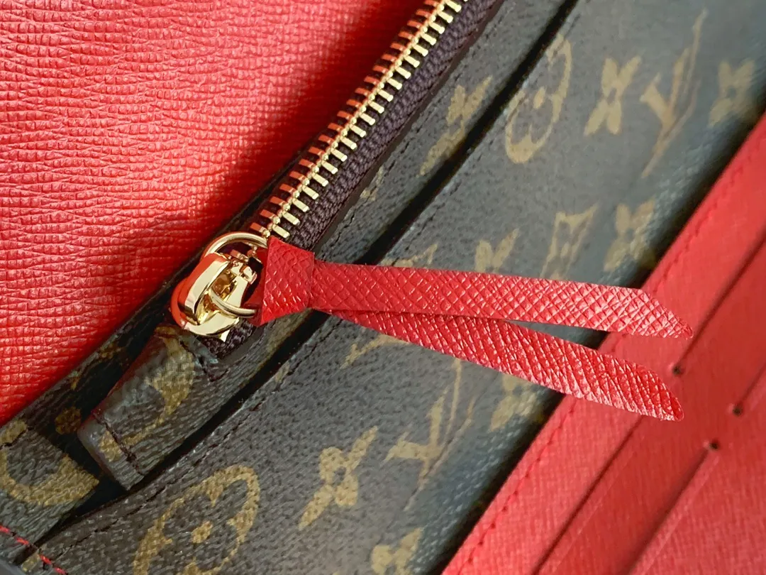 💰100 💎The Josephine Wallet is inspired by Louis Vuitton's first wallet. It is made of soft Monogram canvas and lined with brightly colored lining, giving the brand's classic design a unique and stylish beauty. The long, flat shape makes it easy to slip into any pocket or handbag. Model: M60708 Size: 19/10.