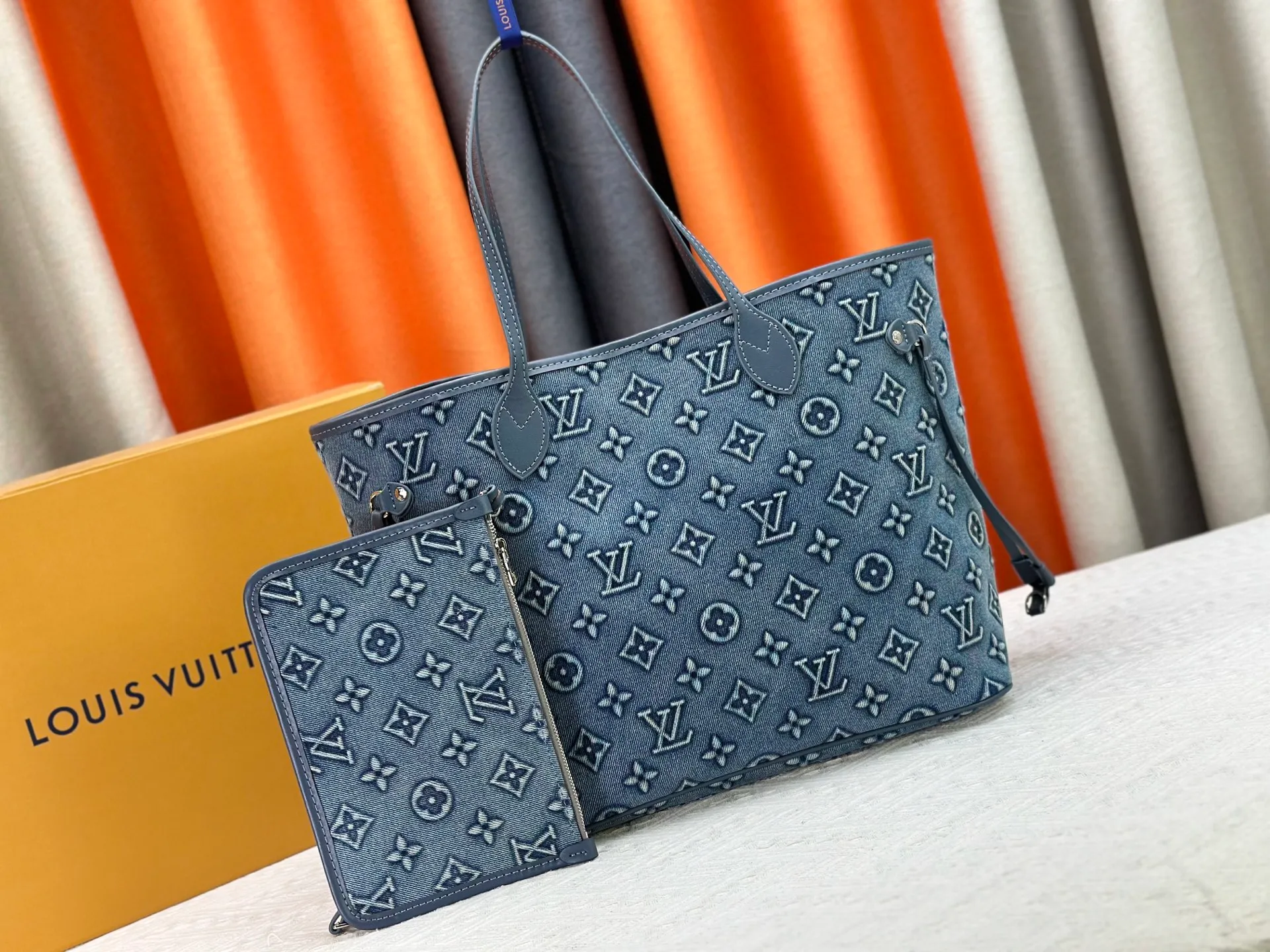P300 upgraded original M45685 M40995 embossed denim shopping bag💋💋Louis Vuitton's new Neverfull is a new interpretation of the classic handbag and explore the exquisite details inside the bag. Redesigned interior pockets feature fresh fabric linings and vintage details inspired by the Louis Vuitton archives, most notably the detachable zippered clutch, which can be used on its own as a sophisticated clutch or as an additional pocket. Bright lining tones add a more lively feel to Monogram's classic canvas. Size: 32*29*17 cm