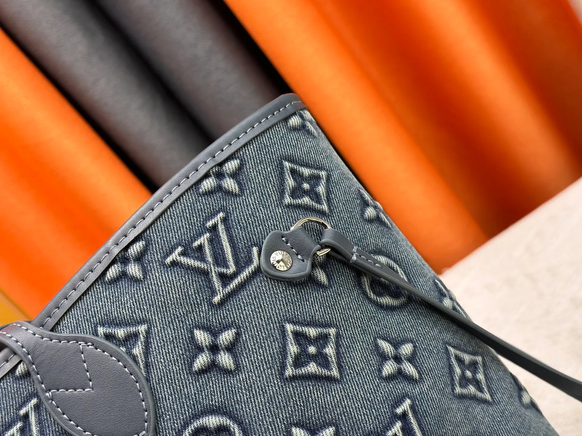 P300 upgraded original M45685 M40995 embossed denim shopping bag💋💋Louis Vuitton's new Neverfull is a new interpretation of the classic handbag and explore the exquisite details inside the bag. Redesigned interior pockets feature fresh fabric linings and vintage details inspired by the Louis Vuitton archives, most notably the detachable zippered clutch, which can be used on its own as a sophisticated clutch or as an additional pocket. Bright lining tones add a more lively feel to Monogram's classic canvas. Size: 32*29*17 cm