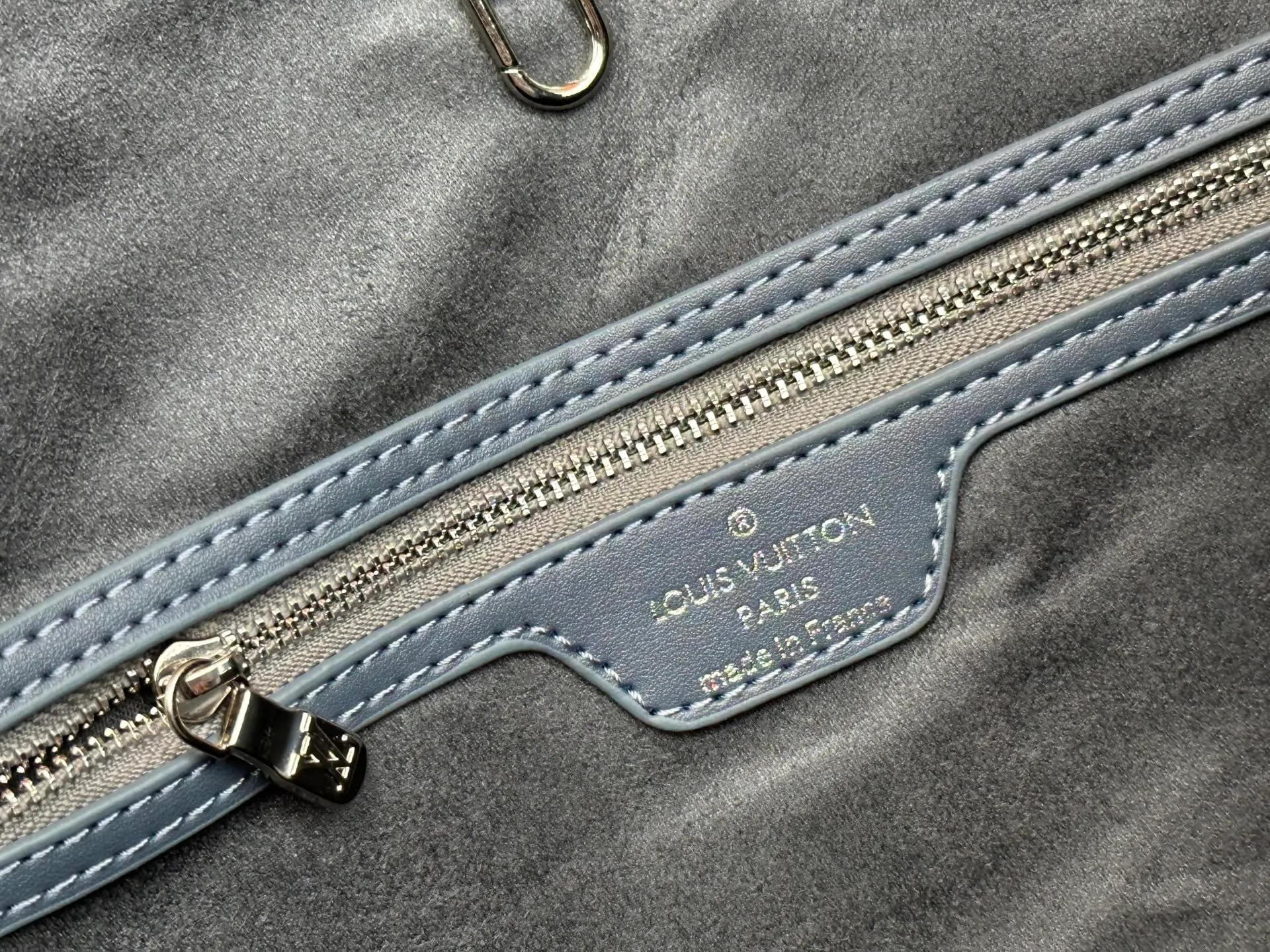 P300 upgraded original M45685 M40995 embossed denim shopping bag💋💋Louis Vuitton's new Neverfull is a new interpretation of the classic handbag and explore the exquisite details inside the bag. Redesigned interior pockets feature fresh fabric linings and vintage details inspired by the Louis Vuitton archives, most notably the detachable zippered clutch, which can be used on its own as a sophisticated clutch or as an additional pocket. Bright lining tones add a more lively feel to Monogram's classic canvas. Size: 32*29*17 cm