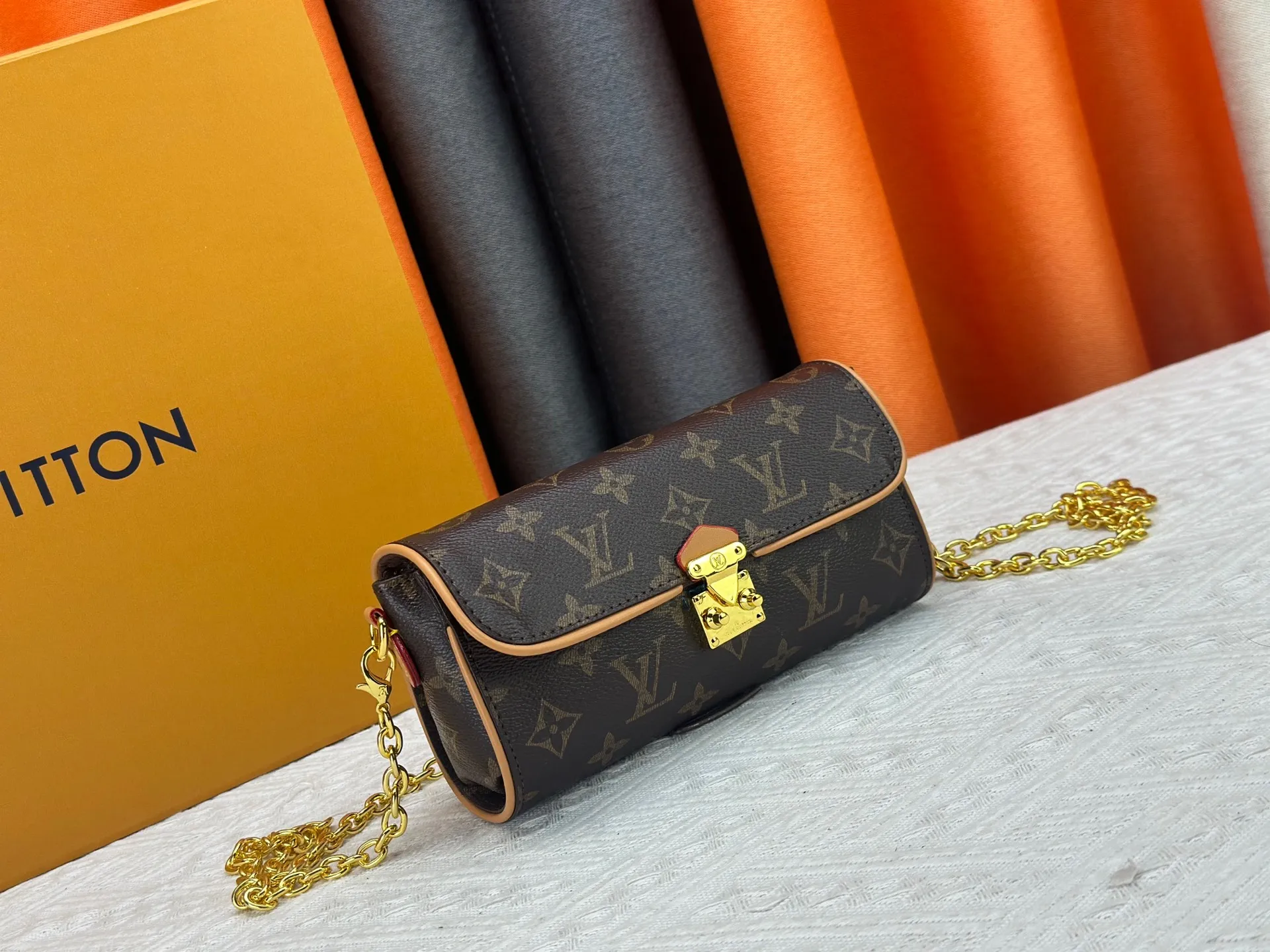 P200 M13566 This Pochette Camille handbag is made of Monogram canvas, paying tribute to the original design that appeared on the Louis Vuitton 2000 spring and summer fashion show. The S-Lock buckle, LV Circle logo on the chain and contrasting VN leather trim interpret the brand's classic elements. Flexible and easy-to-wear construction suitable for cross-body, shoulder or hand carry. Size: 20.5x11x6cm