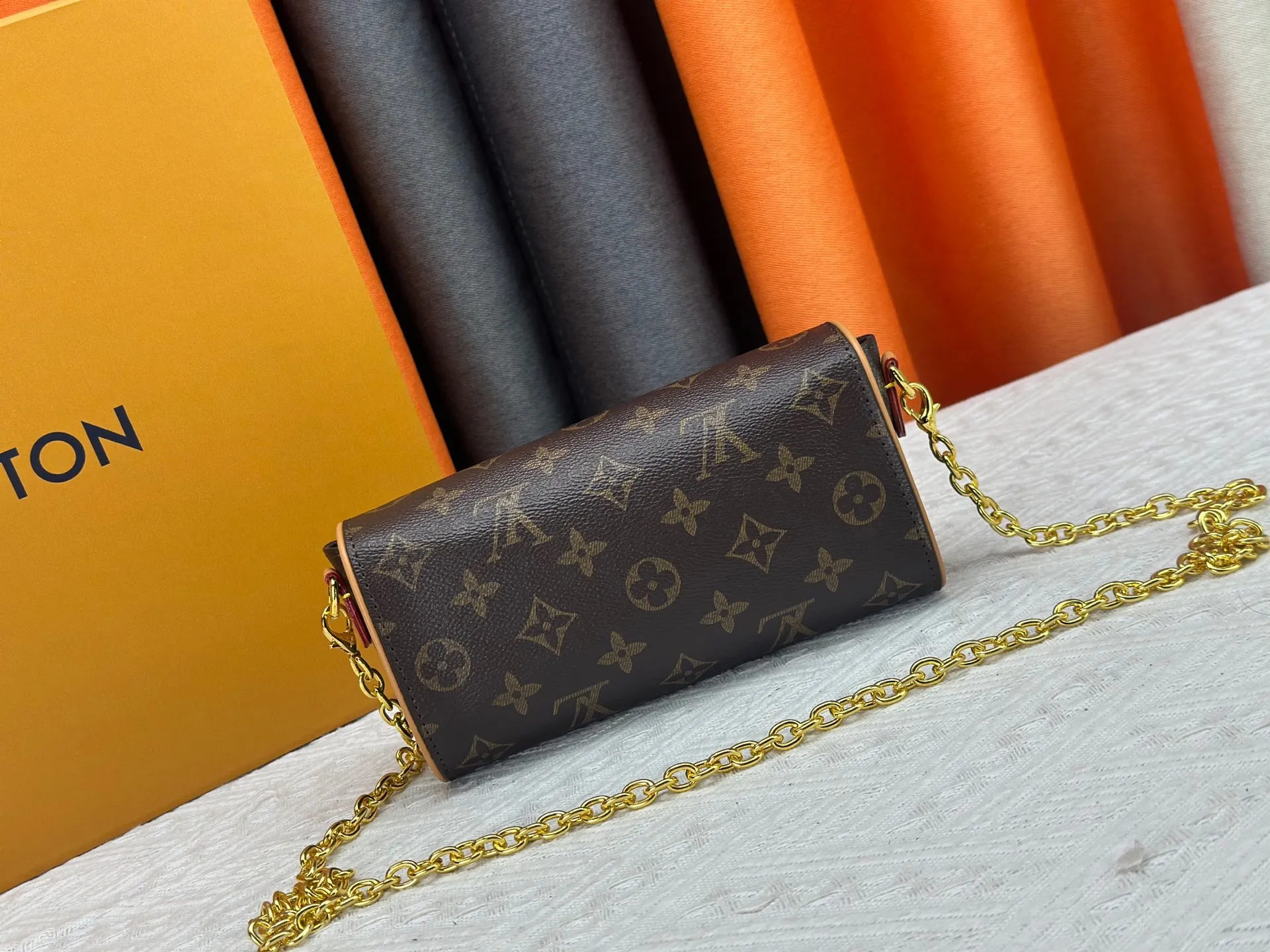 P200 M13566 This Pochette Camille handbag is made of Monogram canvas, paying tribute to the original design that appeared on the Louis Vuitton 2000 spring and summer fashion show. The S-Lock buckle, LV Circle logo on the chain and contrasting VN leather trim interpret the brand's classic elements. Flexible and easy-to-wear construction suitable for cross-body, shoulder or hand carry. Size: 20.5x11x6cm