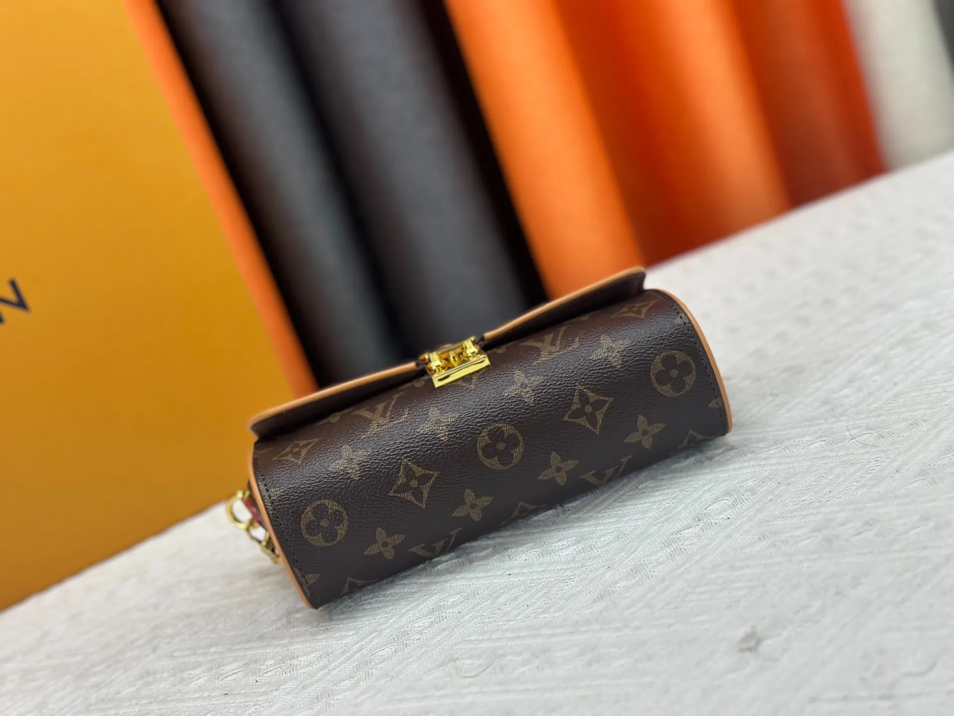 P200 M13566 This Pochette Camille handbag is made of Monogram canvas, paying tribute to the original design that appeared on the Louis Vuitton 2000 spring and summer fashion show. The S-Lock buckle, LV Circle logo on the chain and contrasting VN leather trim interpret the brand's classic elements. Flexible and easy-to-wear construction suitable for cross-body, shoulder or hand carry. Size: 20.5x11x6cm