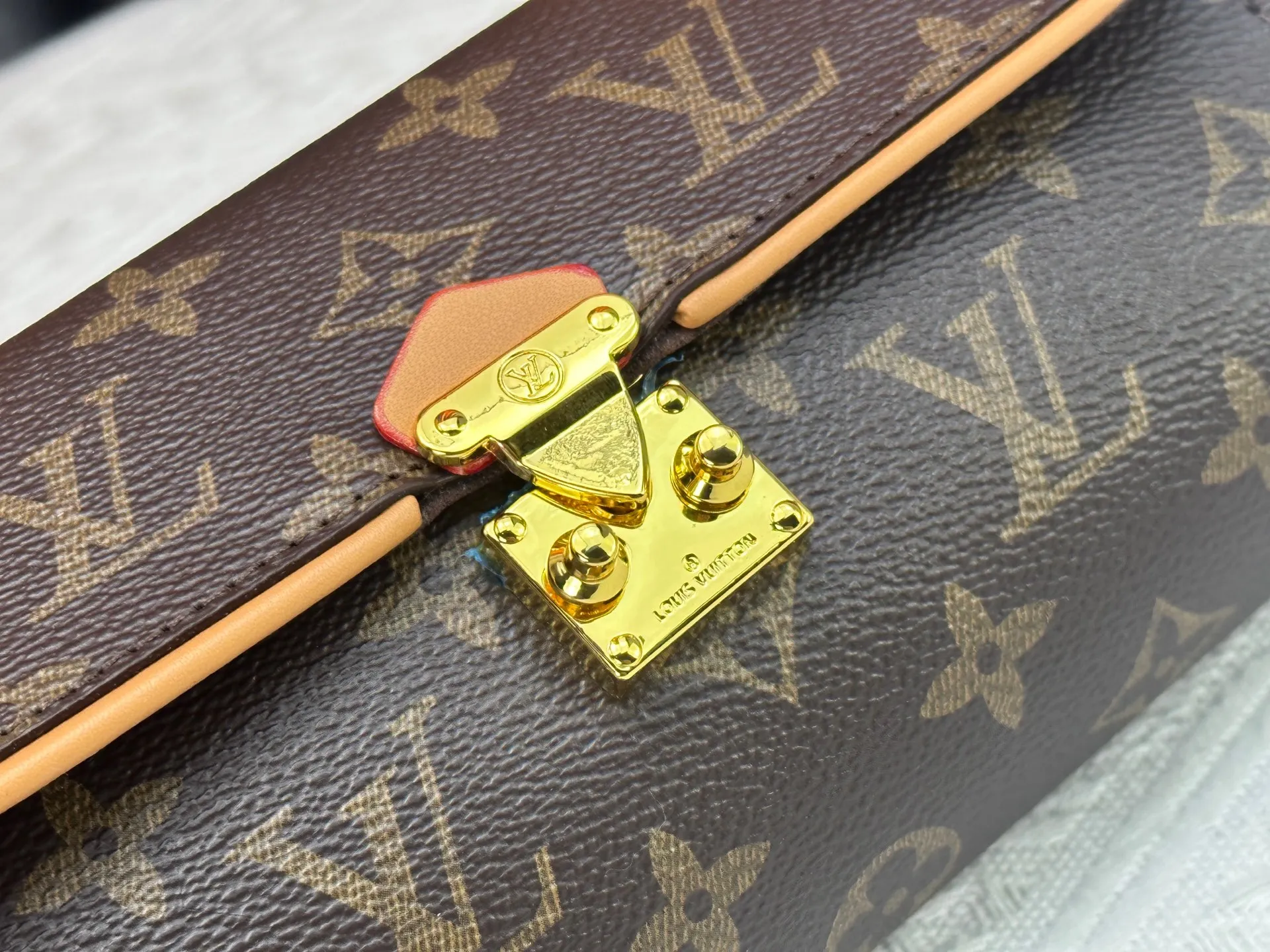 P200 M13566 This Pochette Camille handbag is made of Monogram canvas, paying tribute to the original design that appeared on the Louis Vuitton 2000 spring and summer fashion show. The S-Lock buckle, LV Circle logo on the chain and contrasting VN leather trim interpret the brand's classic elements. Flexible and easy-to-wear construction suitable for cross-body, shoulder or hand carry. Size: 20.5x11x6cm