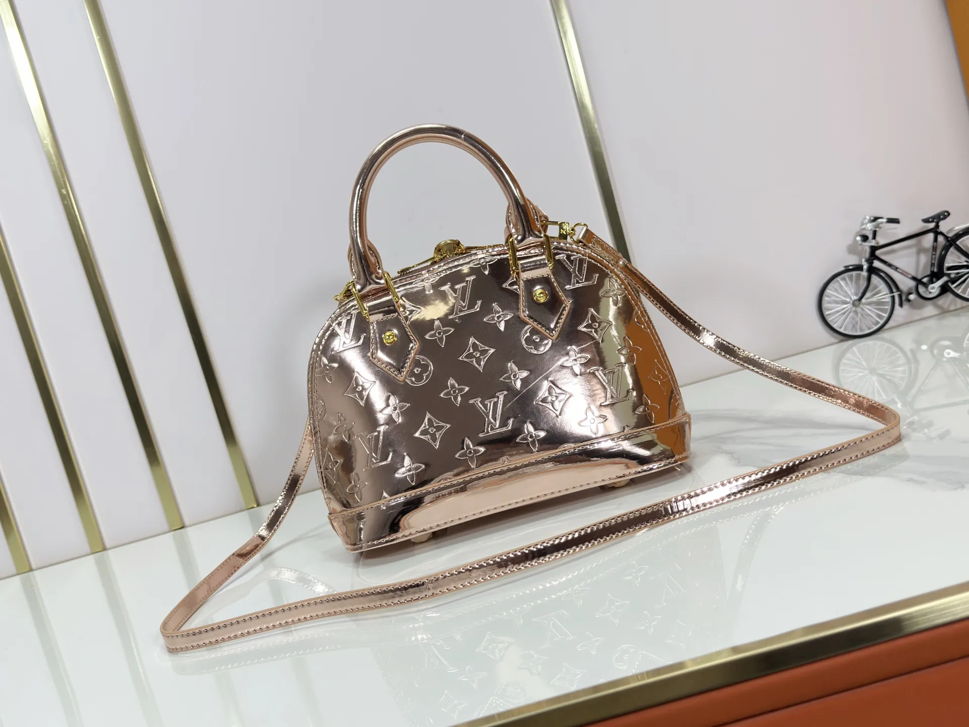 P240 M11835 M53151 M53152 The Alma medium handbag in the LVSki series draws inspiration from the Louis Vuitton archive hard box, rendering the Monogram embossed coated canvas with a new Monogram Miroir effect, highlighting the concept of retro futurism. Spacious interior patch pockets ensure organized storage. Size: 23.5x17.5x11.5cm