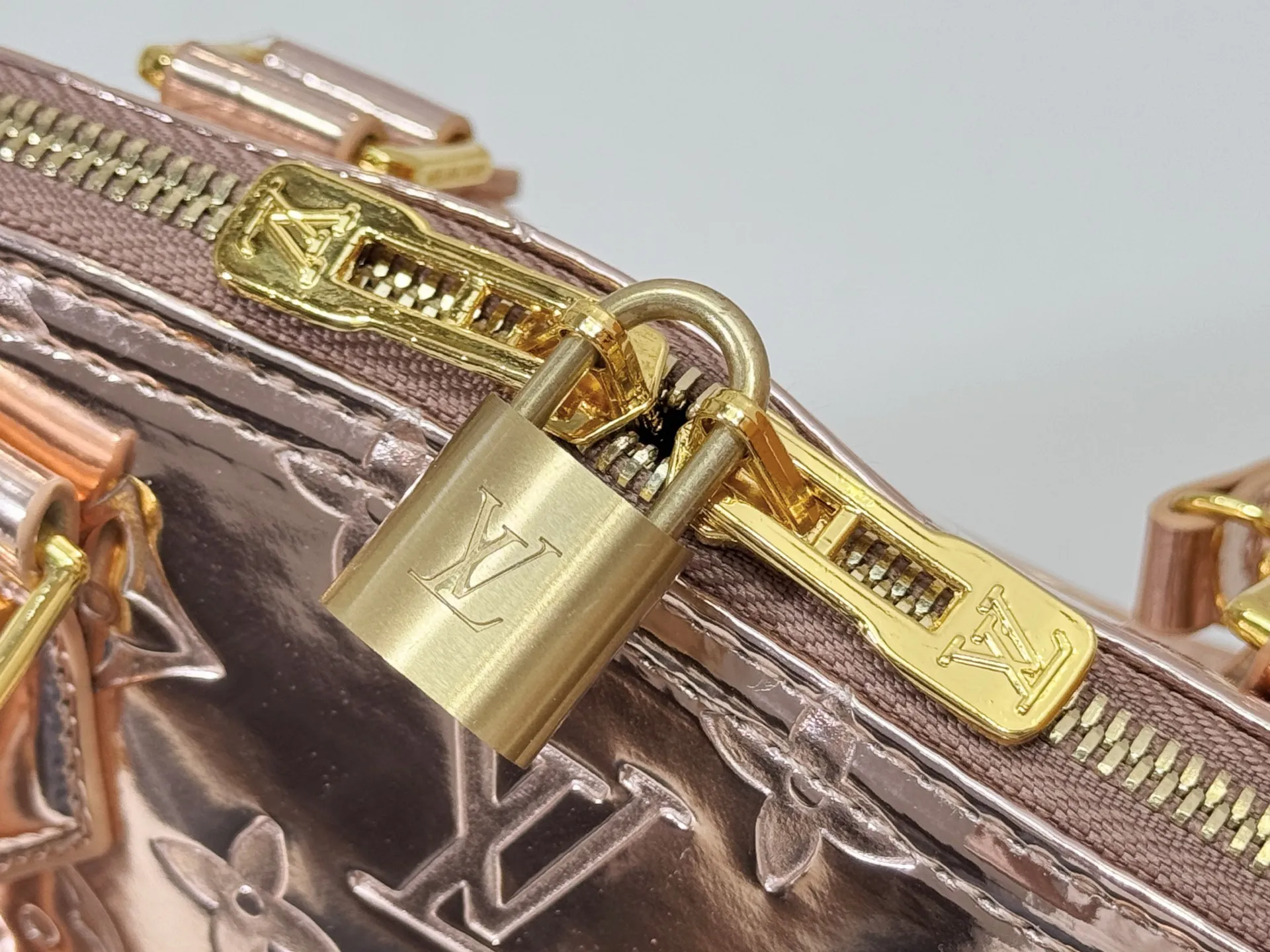 P240 M11835 M53151 M53152 The Alma medium handbag in the LVSki series draws inspiration from the Louis Vuitton archive hard box, rendering the Monogram embossed coated canvas with a new Monogram Miroir effect, highlighting the concept of retro futurism. Spacious interior patch pockets ensure organized storage. Size: 23.5x17.5x11.5cm