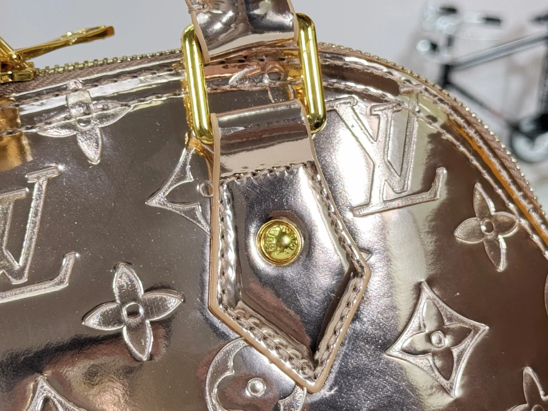 P240 M11835 M53151 M53152 The Alma medium handbag in the LVSki series draws inspiration from the Louis Vuitton archive hard box, rendering the Monogram embossed coated canvas with a new Monogram Miroir effect, highlighting the concept of retro futurism. Spacious interior patch pockets ensure organized storage. Size: 23.5x17.5x11.5cm