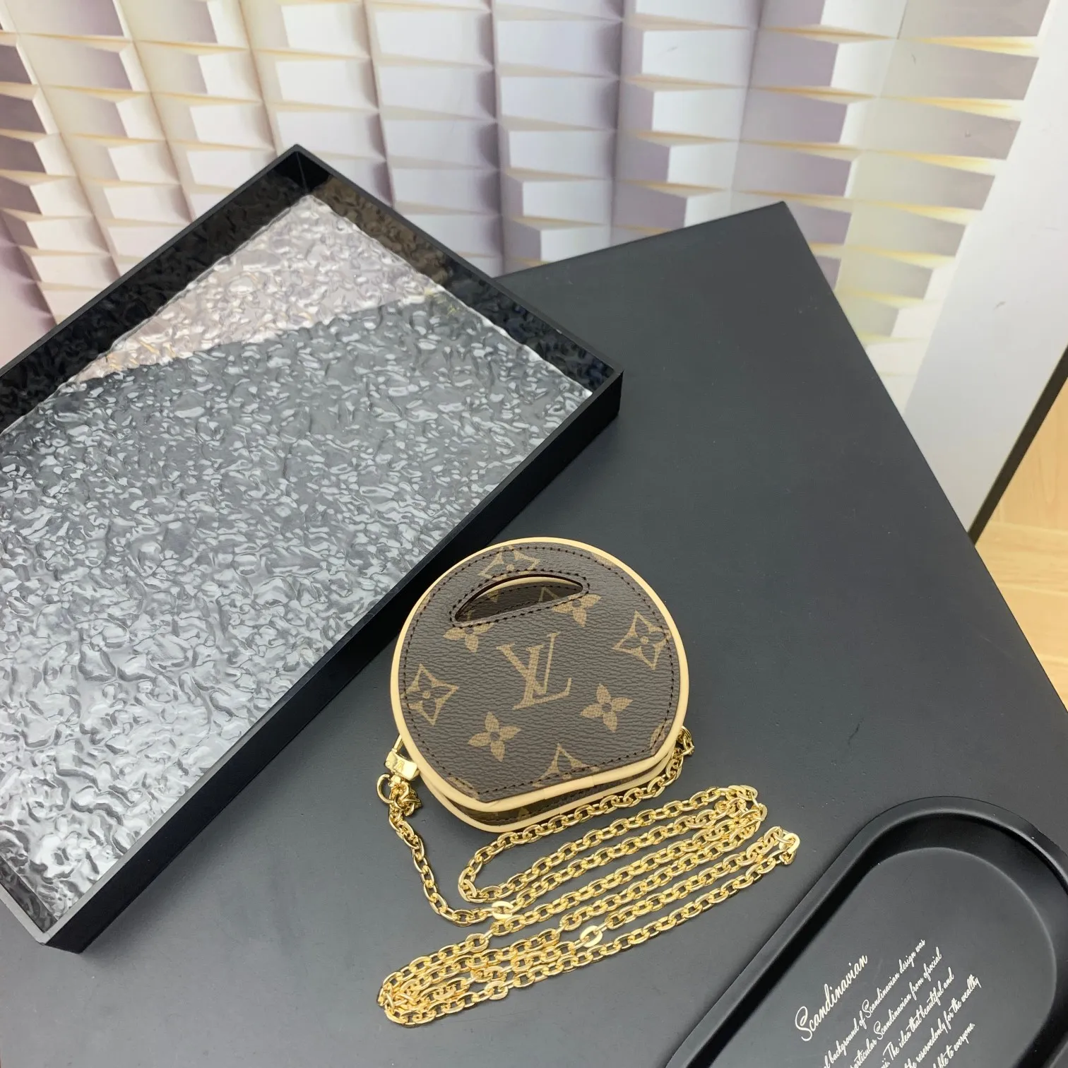 💰200 new update This Around Me handbag is made of Monogram coated canvas, interpreting the inspiration of the brand's LV Circle logo. The logo was created in the 1920s and is used in Louis Vuitton stores and advertising. Shown on the Spring/Summer 2024 runway, this sleek bag features an integrated handle for a simple yet elegant look. Exquisite configuration releases trendy style.